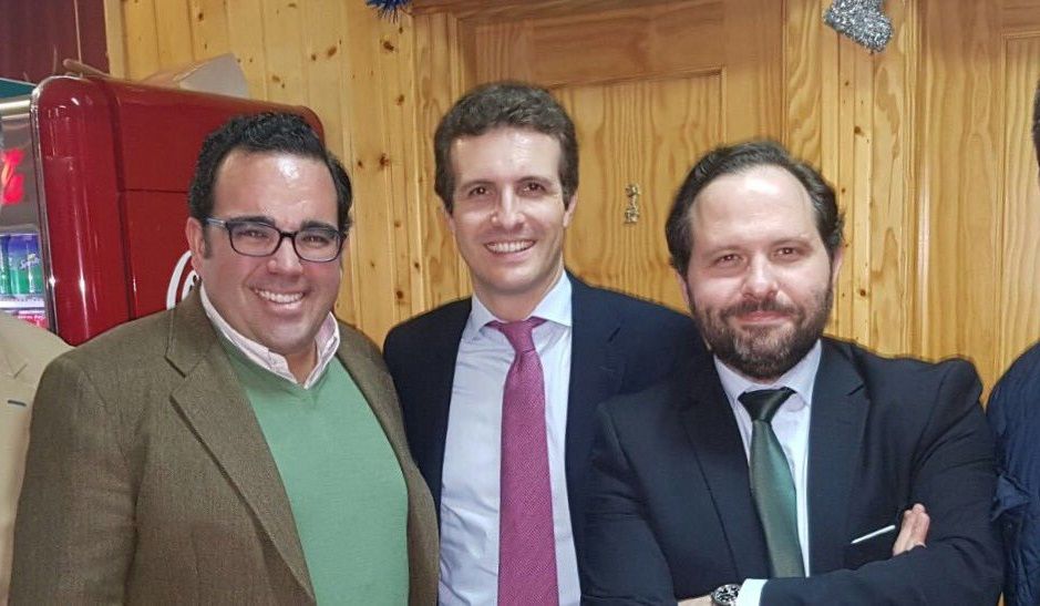 Javier Úbeda (Izquierda) junto a Pablo Casado (centro) en una cena en Boadilla - Twitter Javier Úbeda