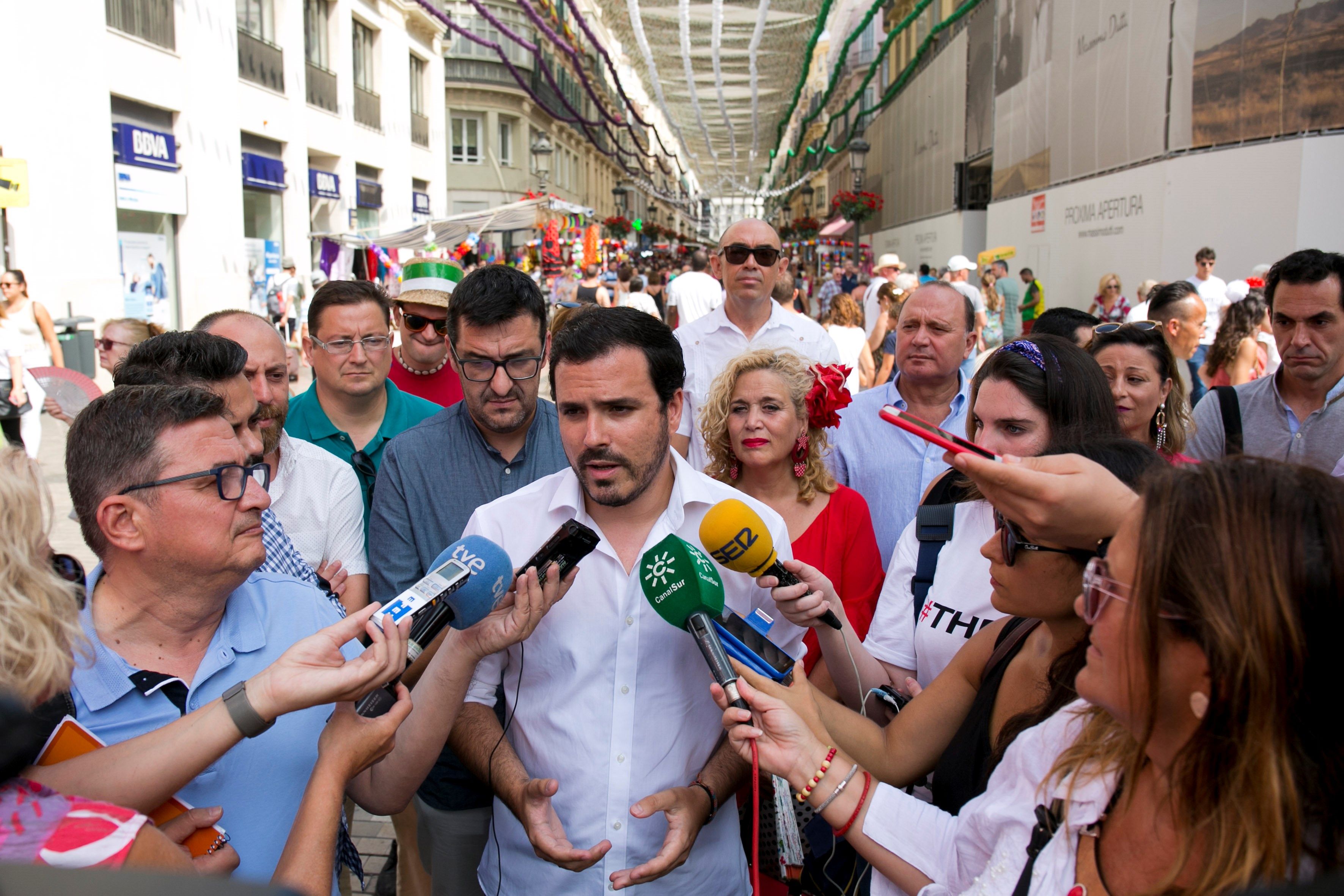 El Coordinador General de Izquierda Unida, Alberto Garzón, habla con los medios durante su visita la Feria del Centro de Málaga. EFE