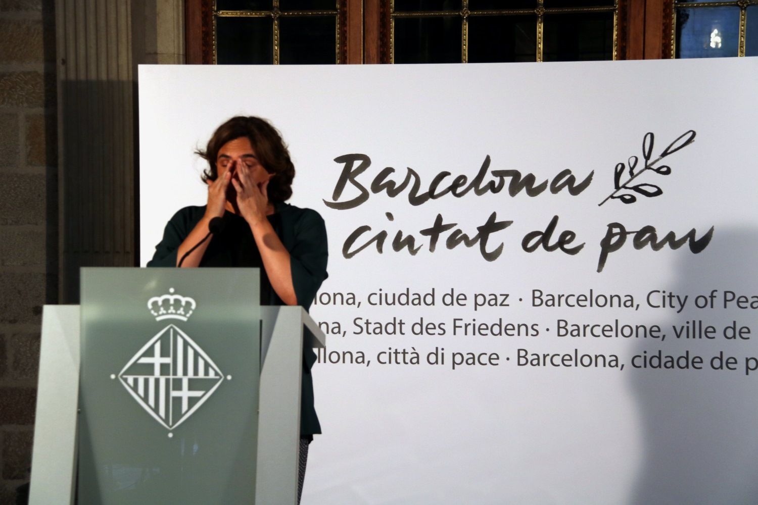 La alcaldesa de Barcelona, Ada Colau, emocionada en la presentación del acto por un año de 17A