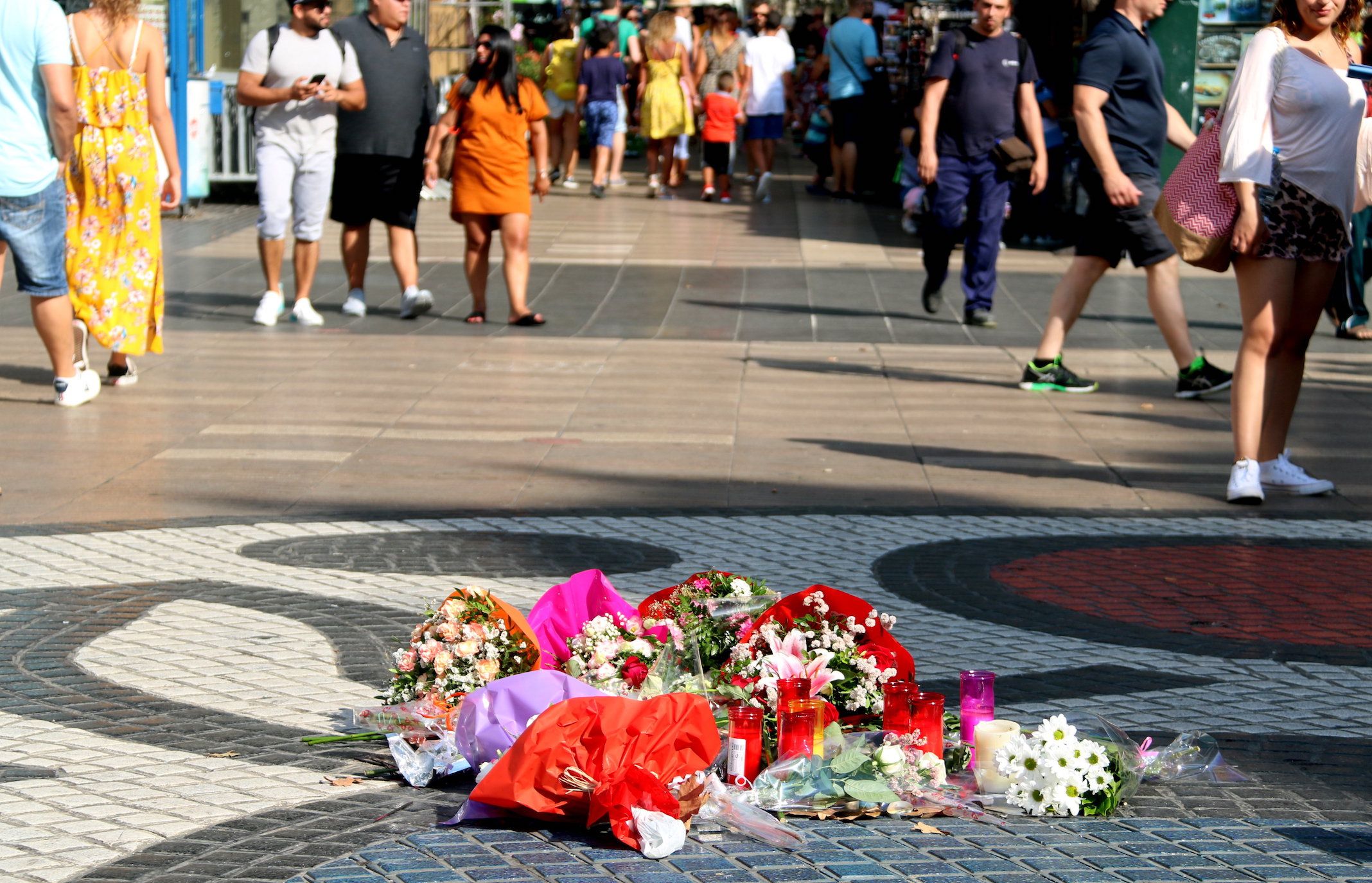 Flores en las Ramblas en homenaje a las víctimas de los atentados yihadistas del 17- ACN