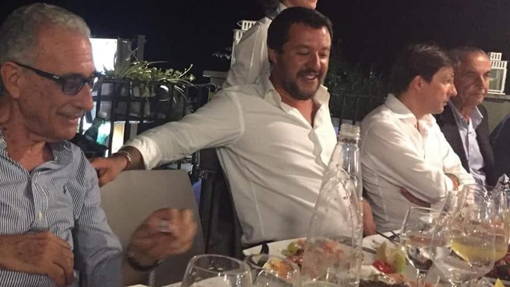 El ministro italiano de Interior, Matteo Salvini, durante una cena en Mesina (Sicilia) con miembros de su partido, la noche después del derrumbe del puente de Génova - Twitter