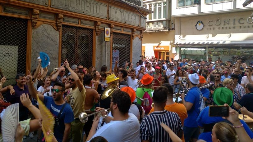 Charanga 'Los Salchipapas' en la feria de Málaga