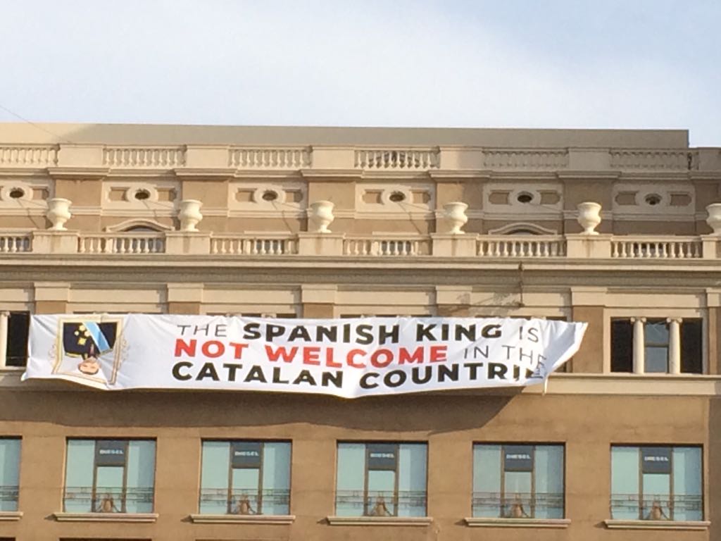 Pancarta en la plaza de Cataluña contra el Rey Felipe VI   El Plural