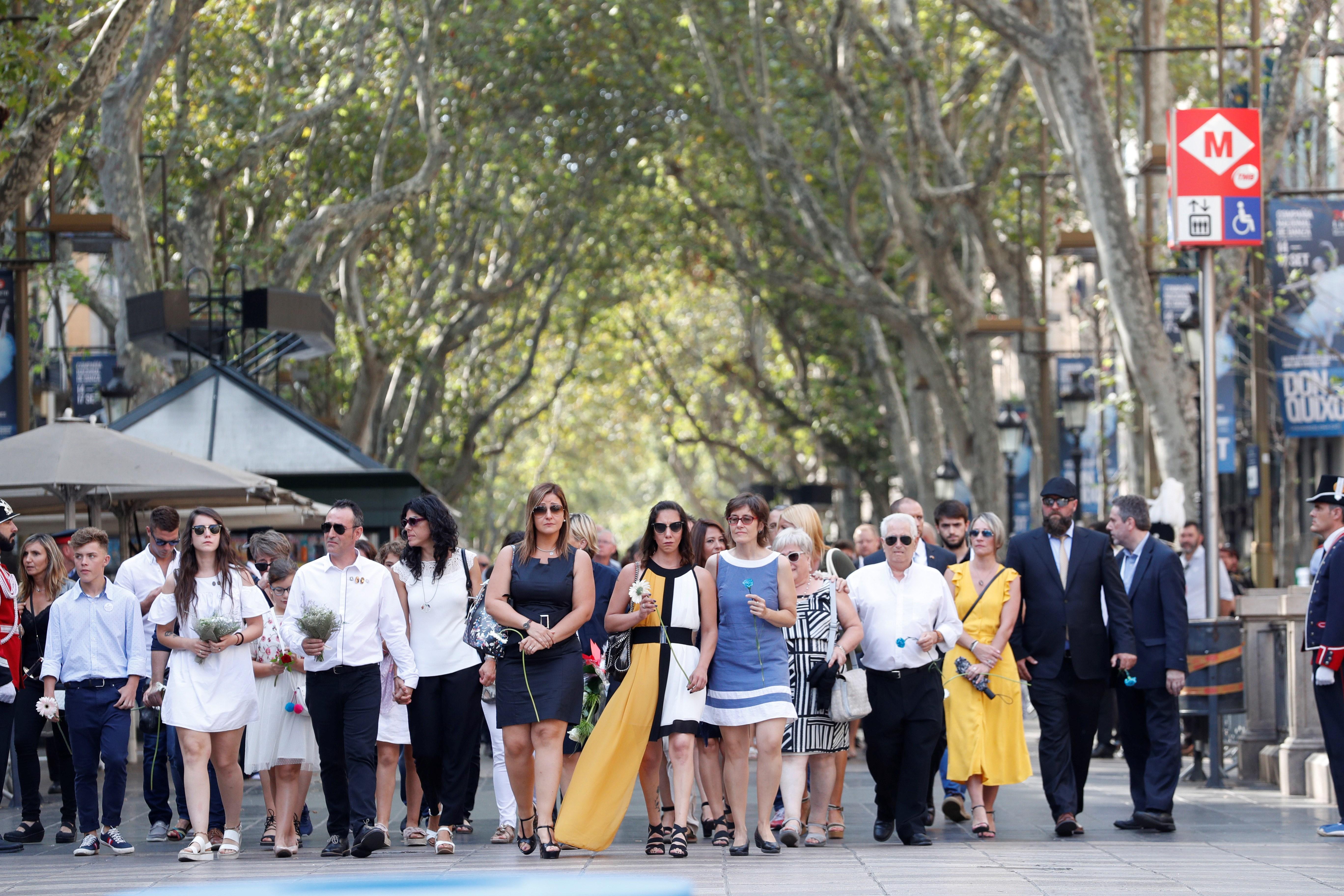 Las víctimas han encabezado la comitiva de la ofrenda floral en el mosaico de Joan Miró de La Rambla de Barcelona que vuelve a convertirse en un improvisado altar en homenaje a las víctimas de los atentados del 17A que causó catorce muertos y decenas de h