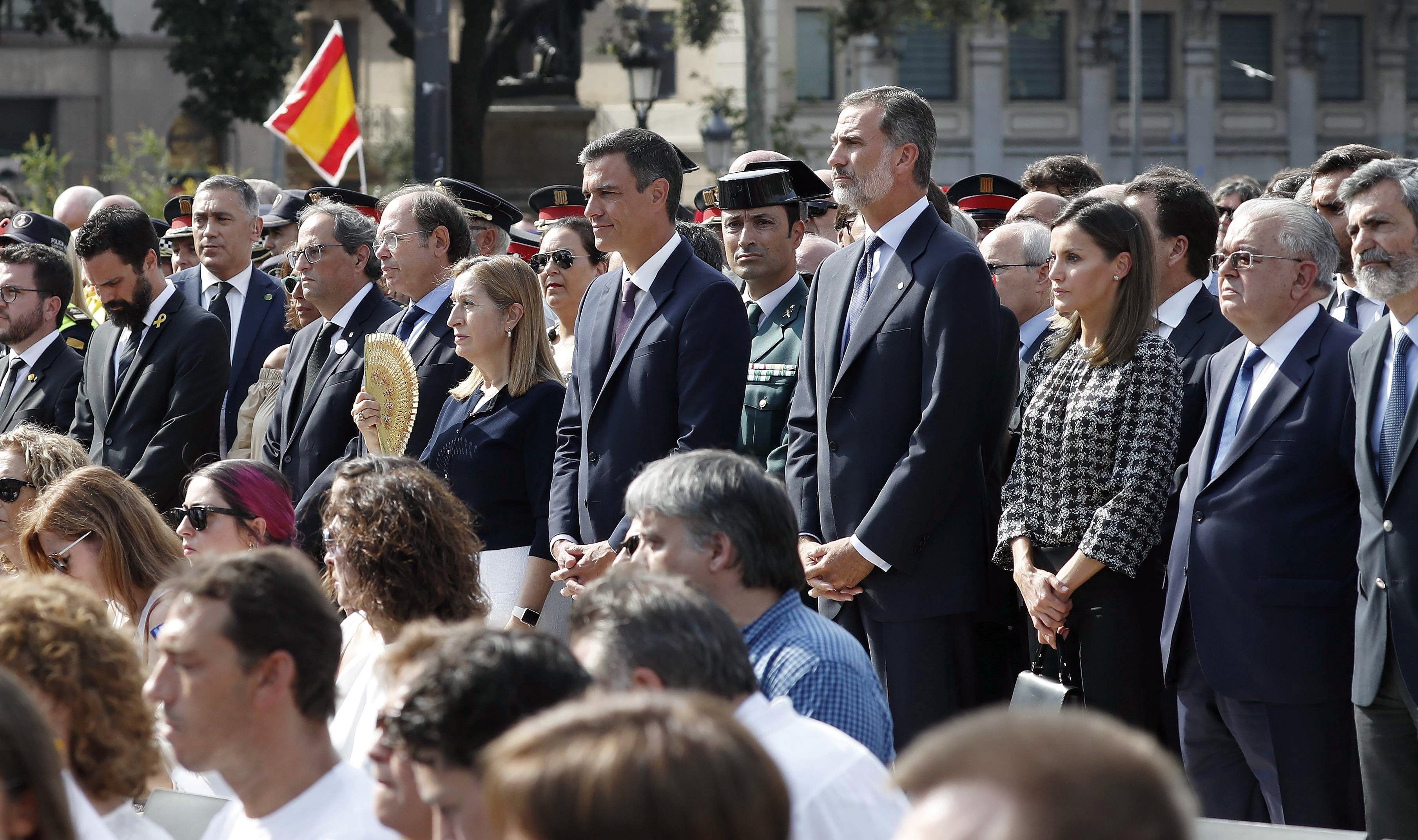 Los Reyes han presidido en la plaza de Catalunya los actos de homenaje a las víctimas de los atentados del 17 de agosto. EFE