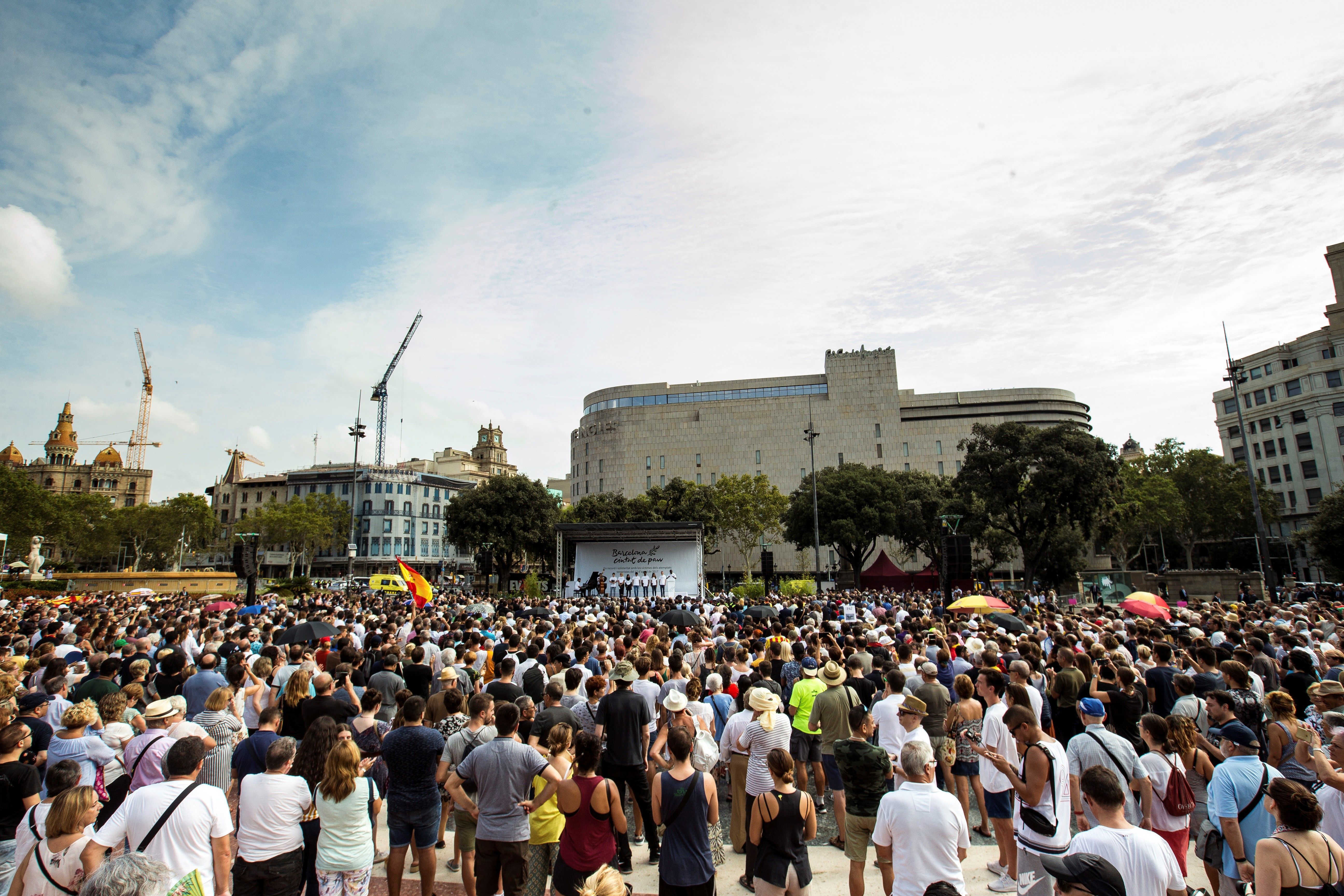 Vista general del homenaje que Barcelona ha rendido hoy a las víctimas de los atentados del 17A con un acto institucional en la plaza de Cataluña con la presencia de los Reyes y varias autoridades, que se ha llevando a cabo con silencio respetuoso, únicam