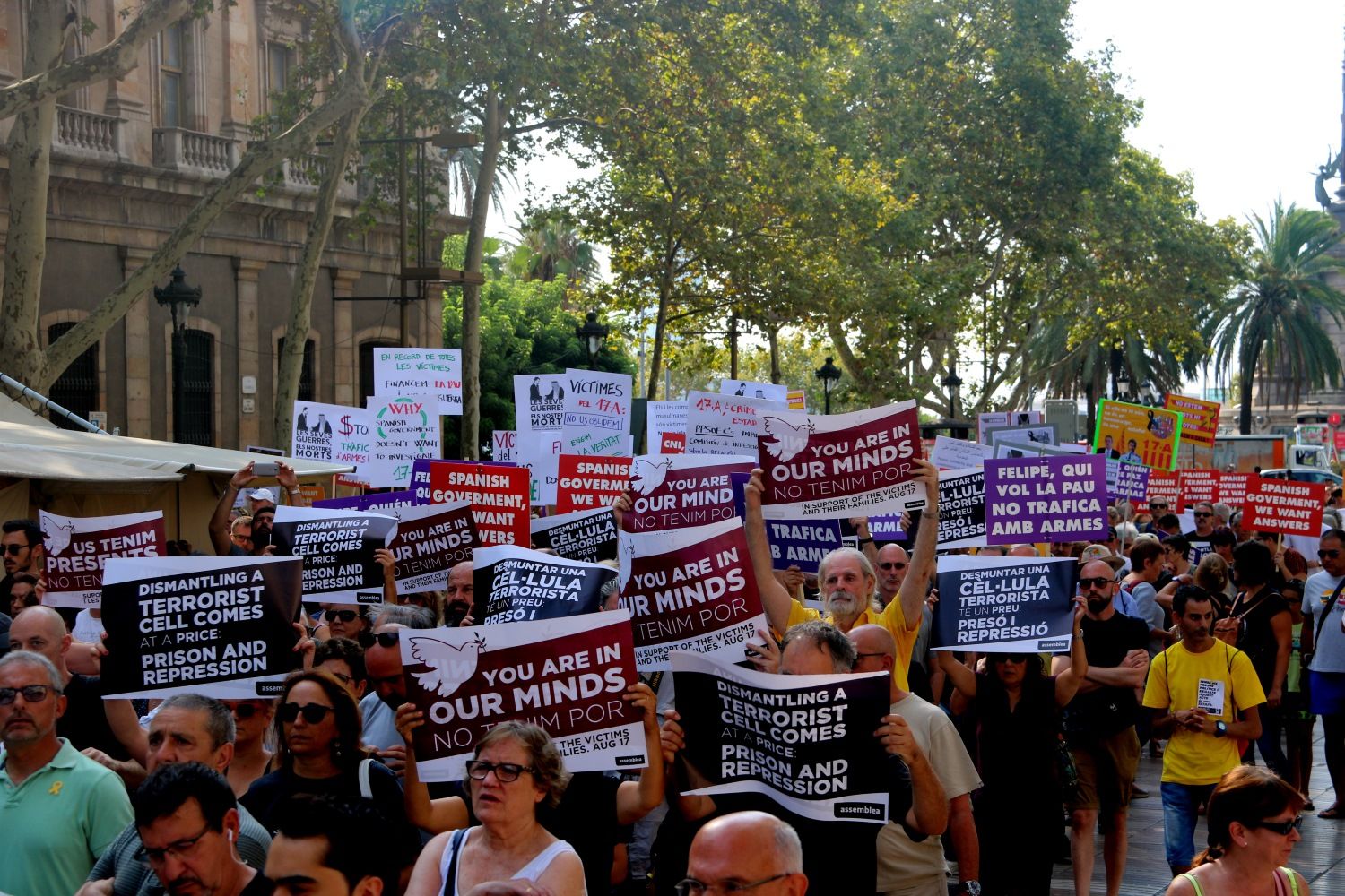 Integrantes de los Comités de Defensa de la República (CDR), durante la marcha que han organizado como homenaje a las víctimas del 17A - ACN