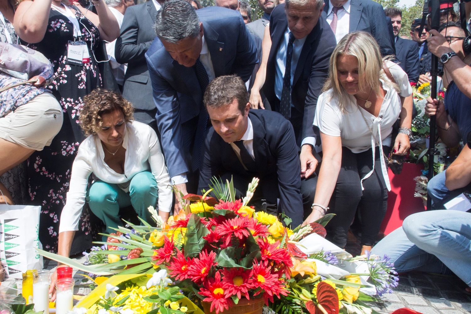Pablo Casado y otros líderes del PP dejando flores en La Rambla de Barcelona - ACN