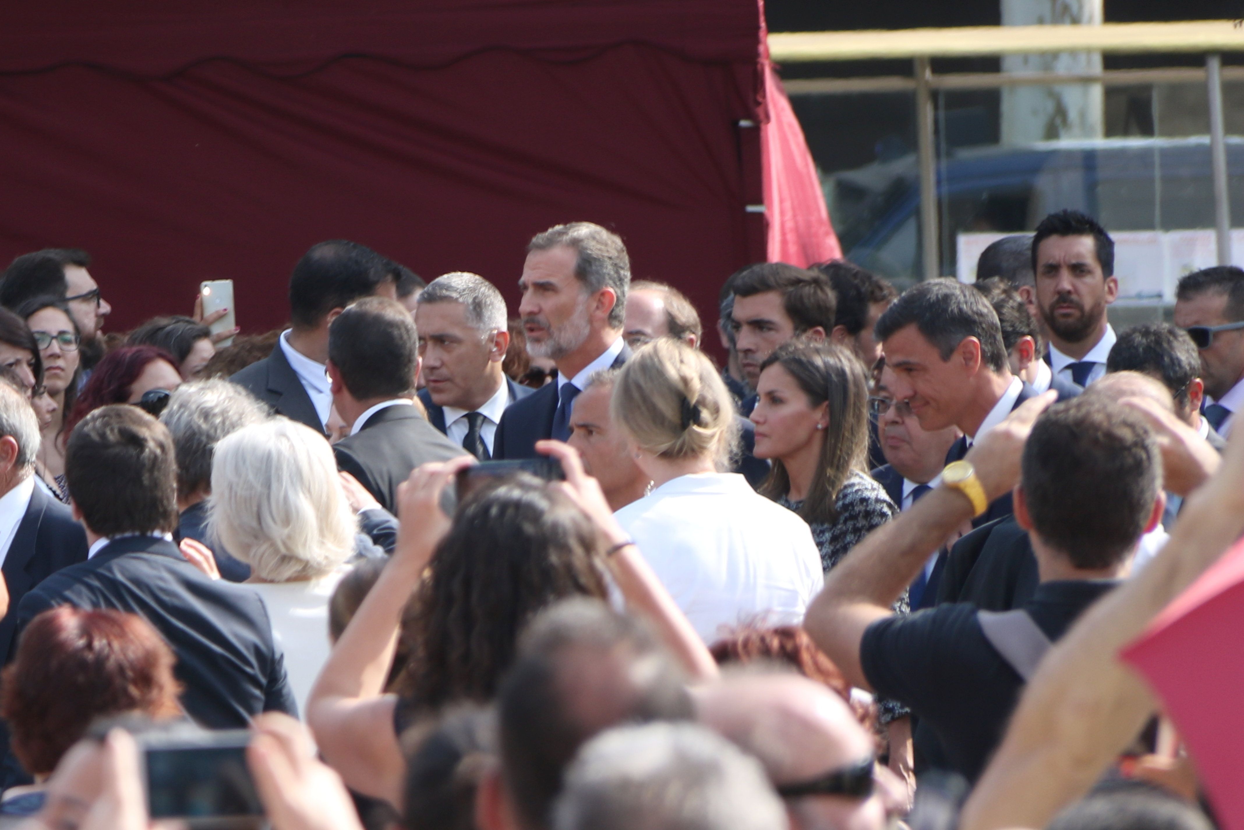 El rey Felipe VI y la reina Litizia se acercan a saludar a las víctimas de los atentados del 17A - ACN