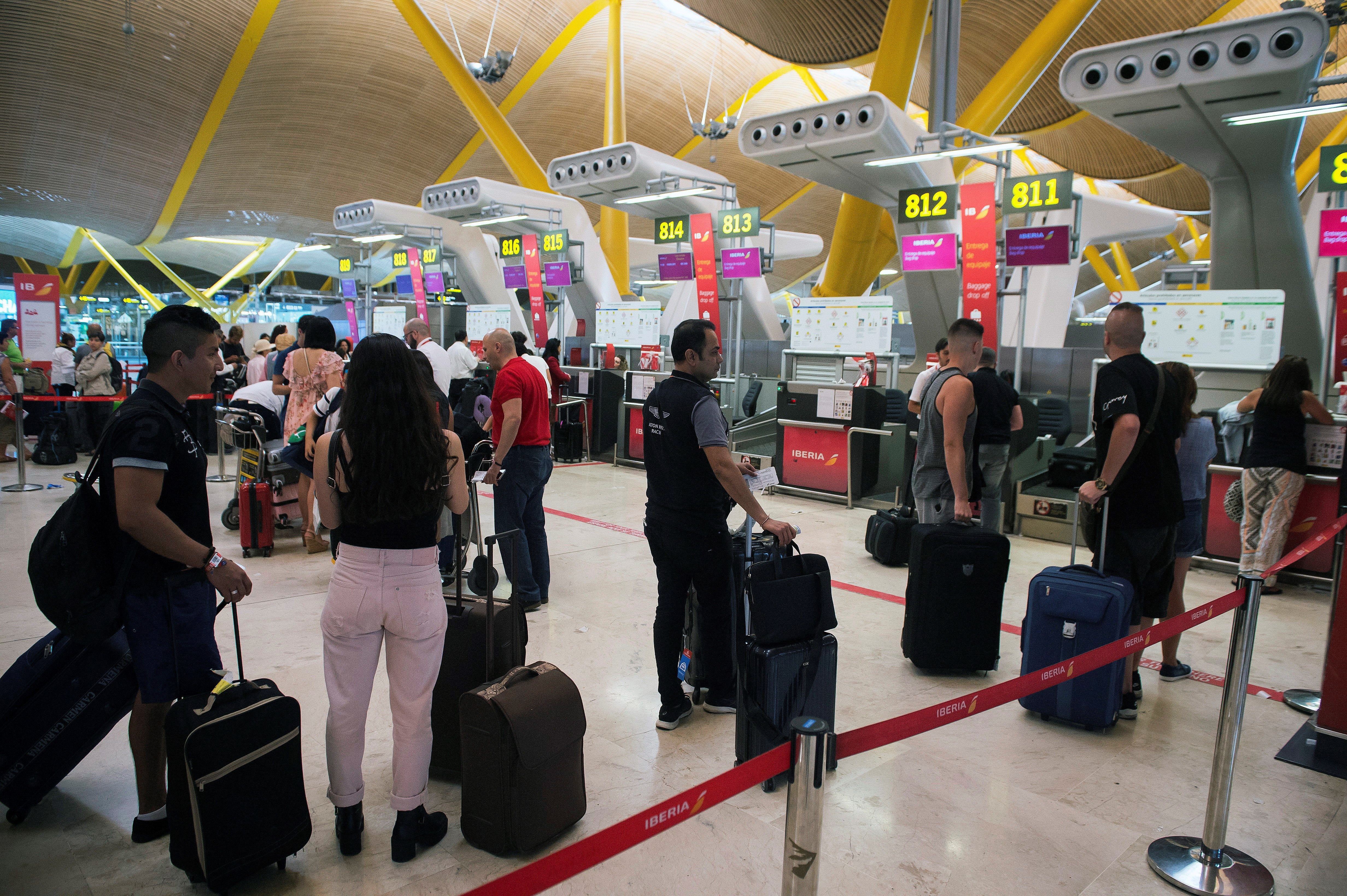 iajeros ante los mostradores de facturación de la terminal 4 del aeropuerto de Barajas al inicio de las vacaciones del mes de agosto.