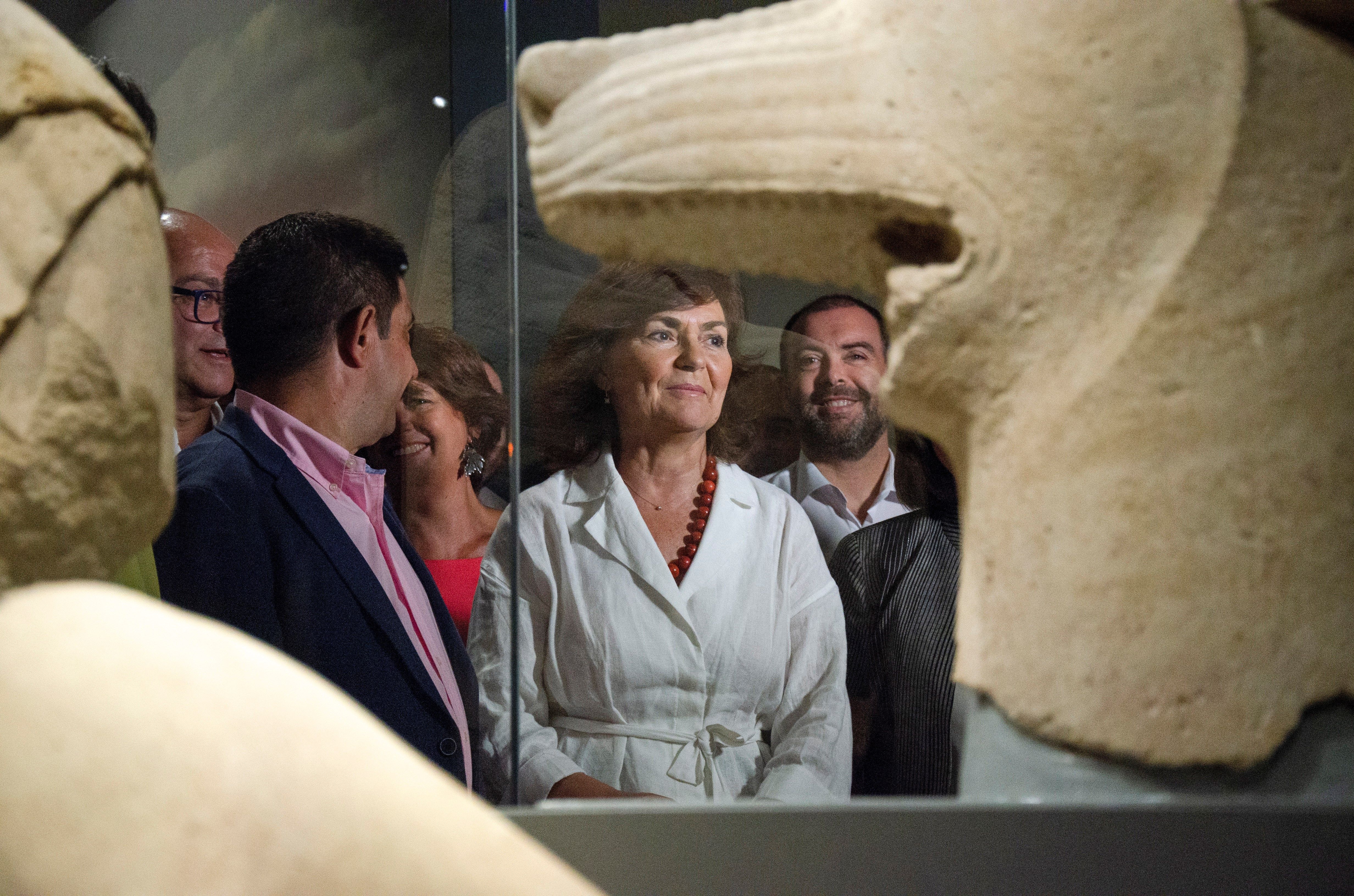 Calvo, acompañada del presidente de la Diputación jienense, Francisco Reyes (i), durante su visita al Museo Íbero de Jaén. EFE