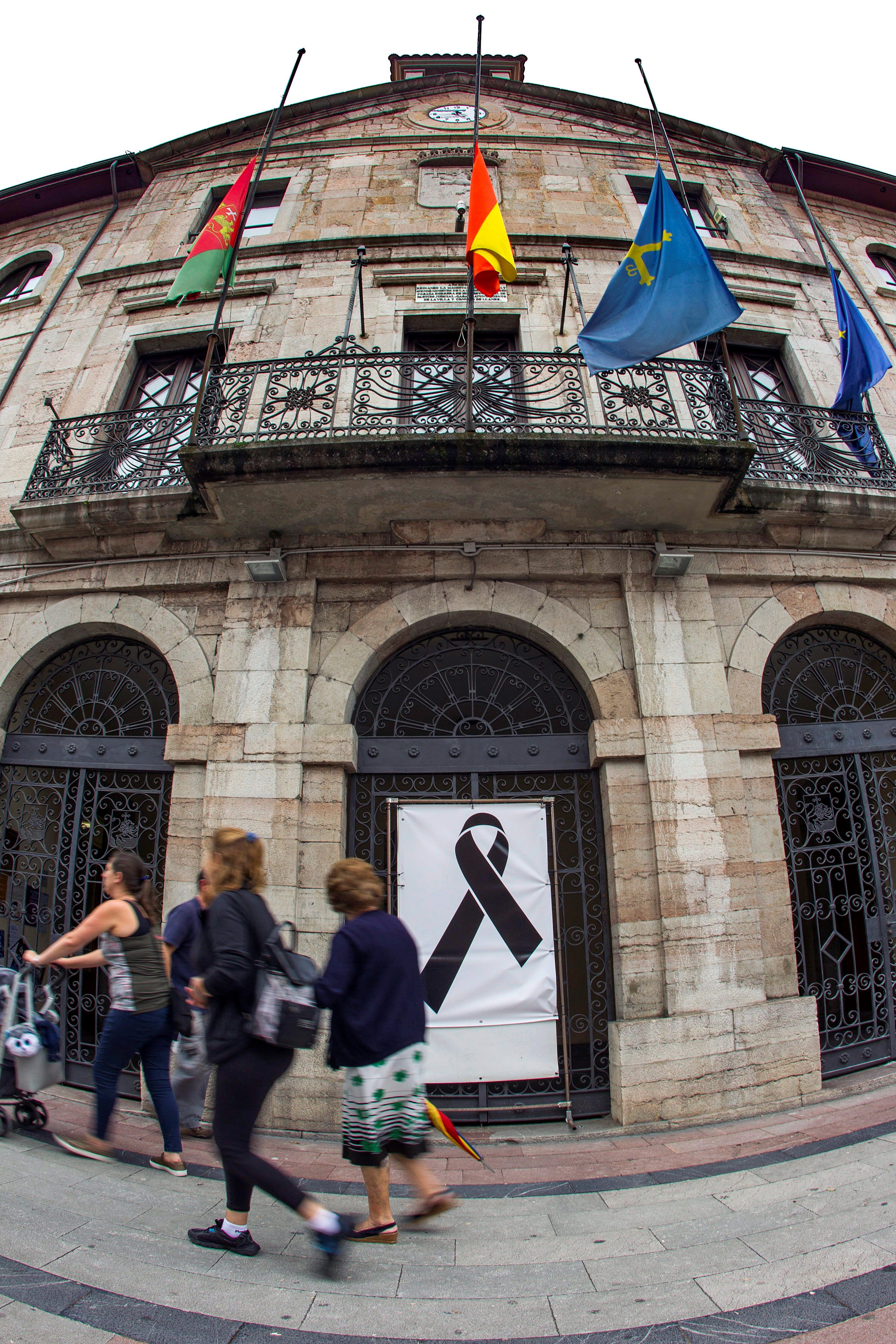 Banderas a media asta en el Ayuntamiento de Llanes. EFE