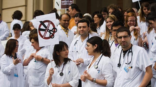 Un grupo de médicos se manifiesta en contra de los recortes en la sanidad pública. 