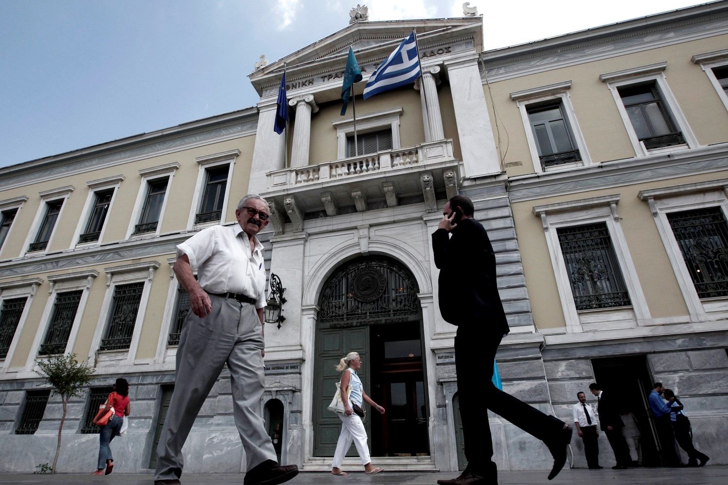 Vista de la fachada del Banco Nacional de Grecia, en el centro de Atenas, Grecia. EFE/Archivo