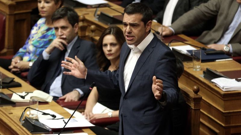 El primer ministro griego, Alexis Tsipras (dcha), atiende una sesión parlamentaria para debatir sobre las últimas medidas de reforma previas a la salida del rescate - EFE