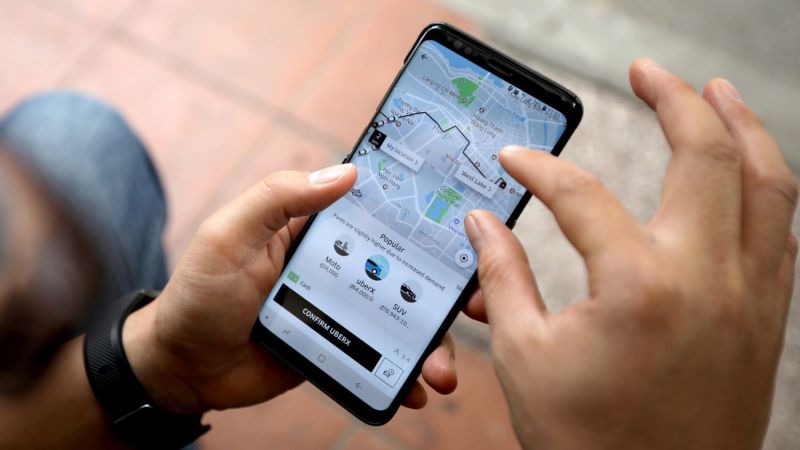 Un hombre solicita un vehículo por medio de la aplicación Uber. EFE/Archivo