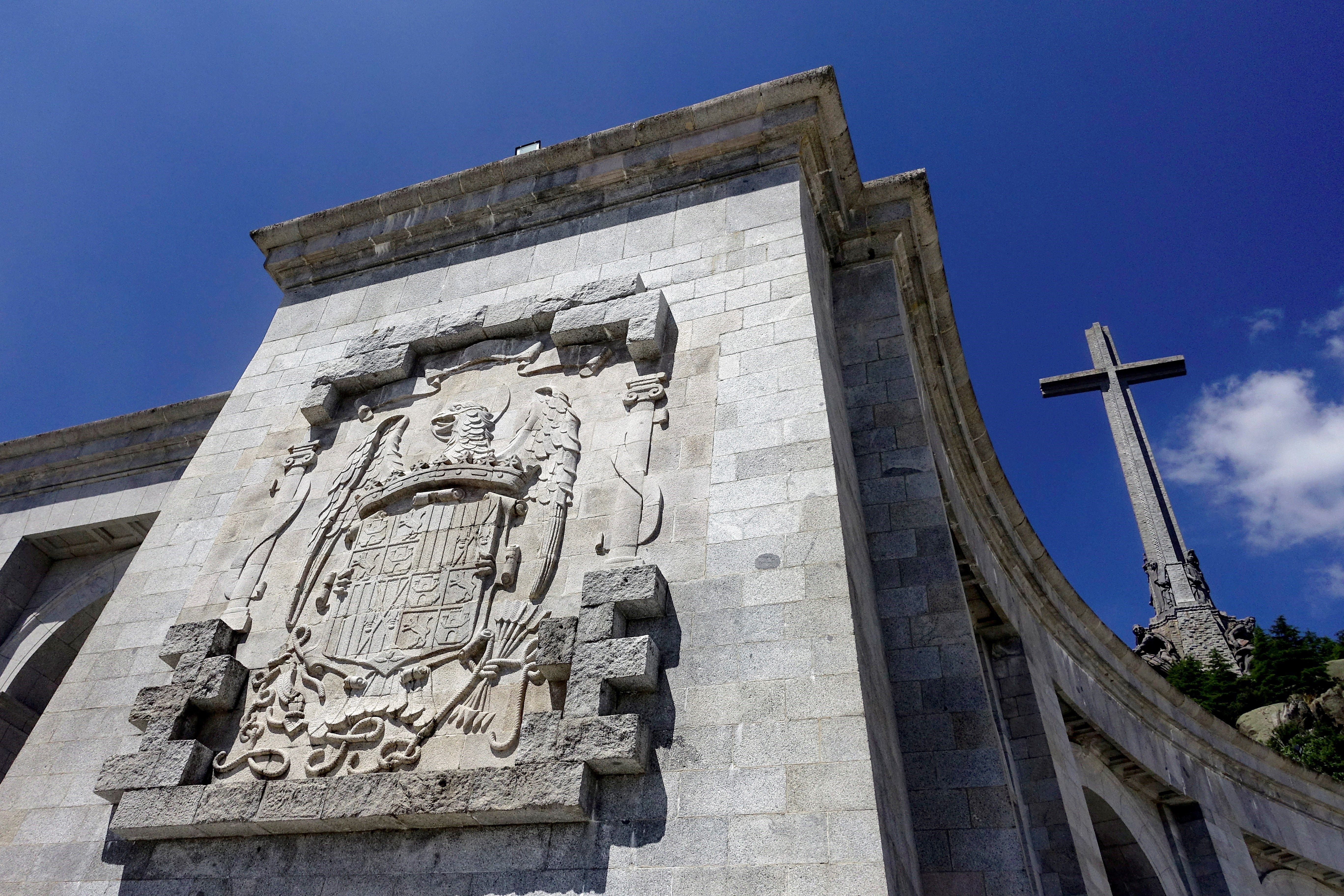 Detalle de un lateral de la entrada a la basílica subterránea del Valle de los Caídos. EFE