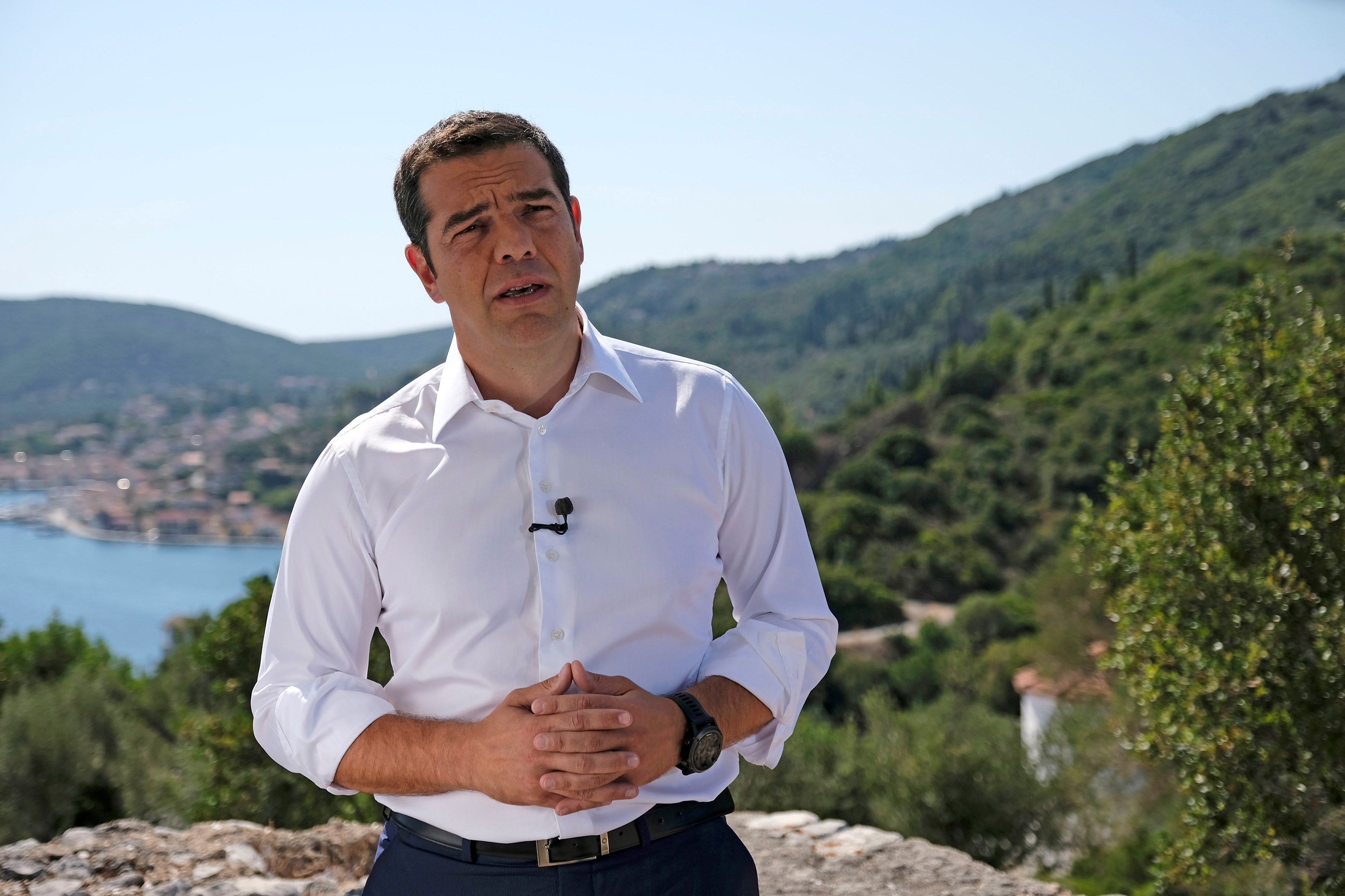 El primer ministro griego, Alexis Tsipras, realiza una declaración desde la Isla de Ítaca hoy, 21 de agosto de 2018. Tsipras celebró desde la mitológica isla de Ítaca, patria de Ulíses, el comienzo de un "nuevo día" para Grecia tras vivir una variante mod