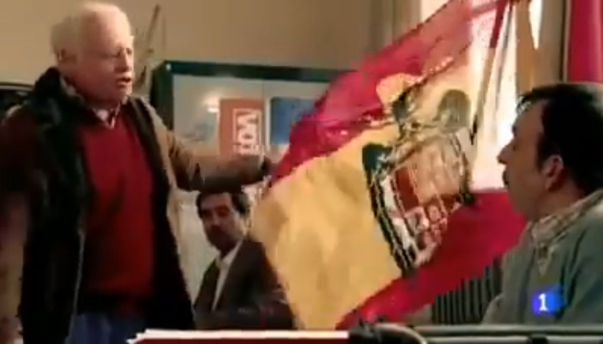 Miguel Alcántara (Juan Echanove) mostrando en el PCE la bandera franquista