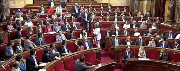 Salida del Parlament de los diputados del PP y Ciudadanos en pleno debate del franquismo