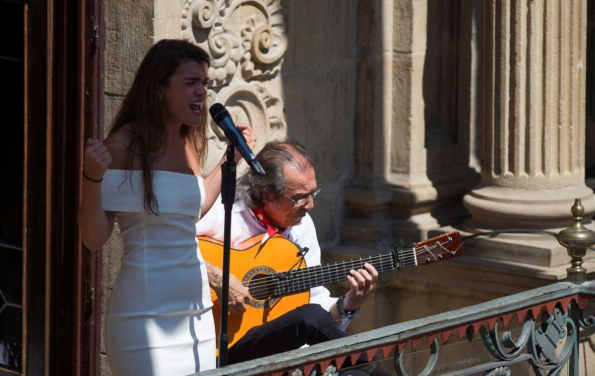 Amaia Romero en su actuación de apertura del festival Flamenco On Fire (foto: @La1_tve)