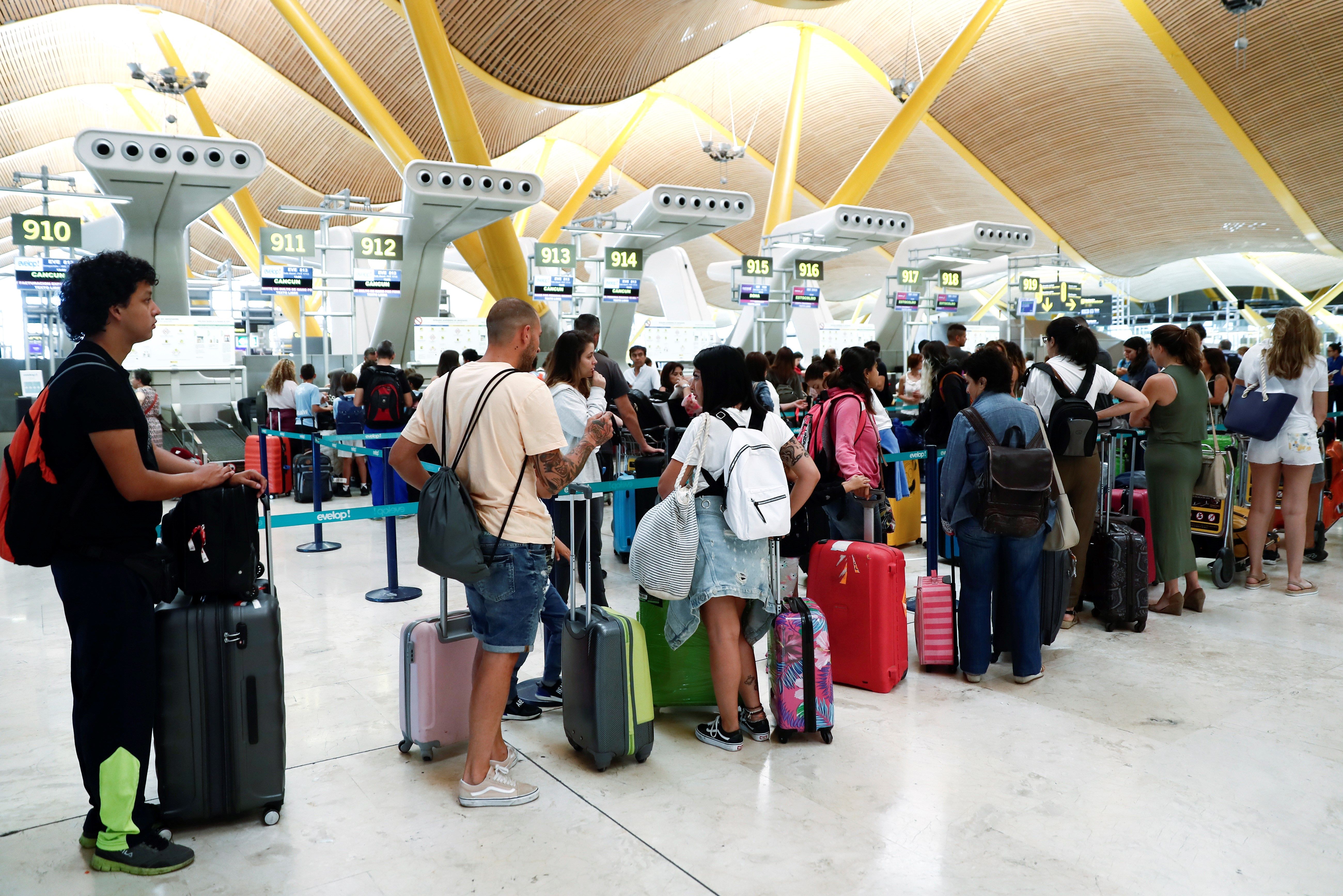  Turistas esperan en los mostradores de facturación de la T-4 en el aeropuerto Adolfo Suárez Madrid-Barajas