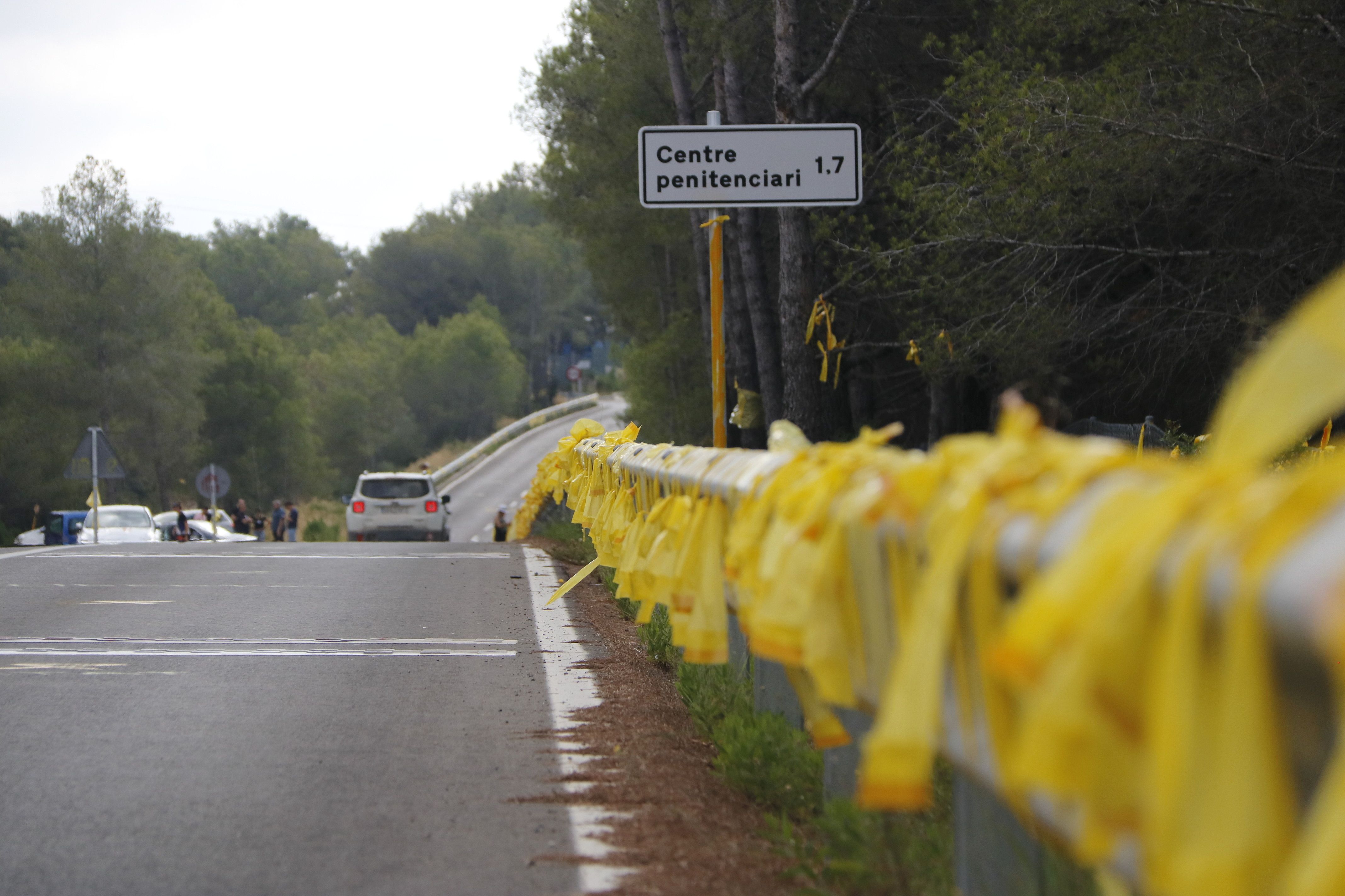 Valla de la carretera adornada con Lazos amarillos de camino a la prisión de Mas d'Enric, en El Catllar - ACN