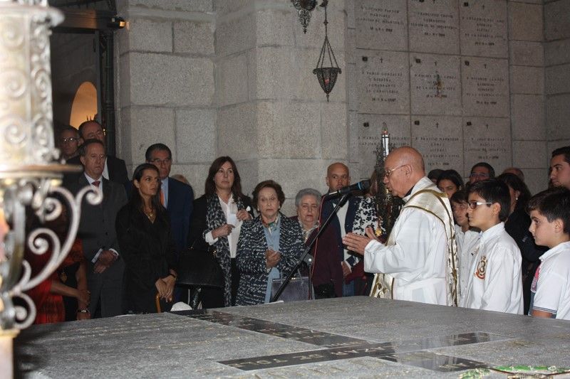 Un sacerdote oficia misa en el Alcázar toledano