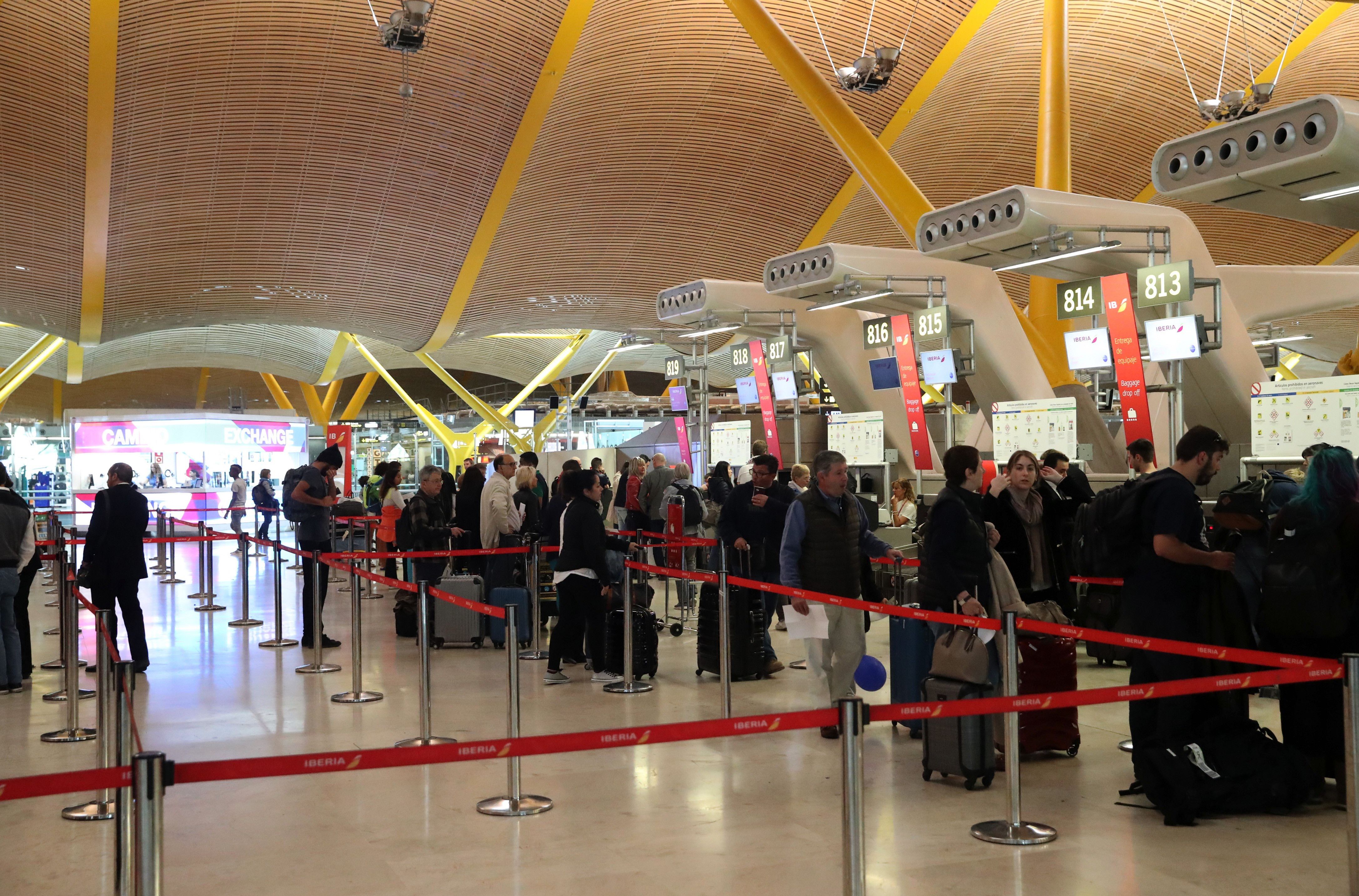 Pasajeros esperan ante los mostradores de facturación del aeropuerto de Barajas de Madrid. EFE/Archivo