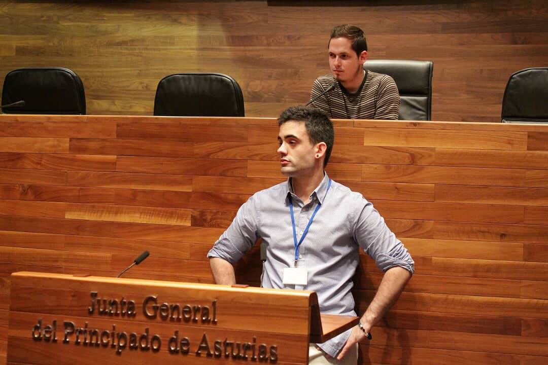 Pablo Llaneza posando en el Parlamento de Asturias en una de sus fotos de Facebook