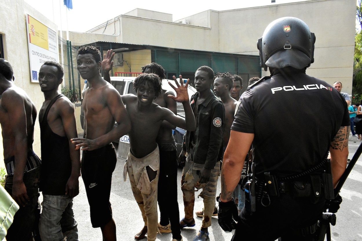 Entre los inmigrantes que saltaron estaba semana la valla de Ceuta había varios menores. EFE