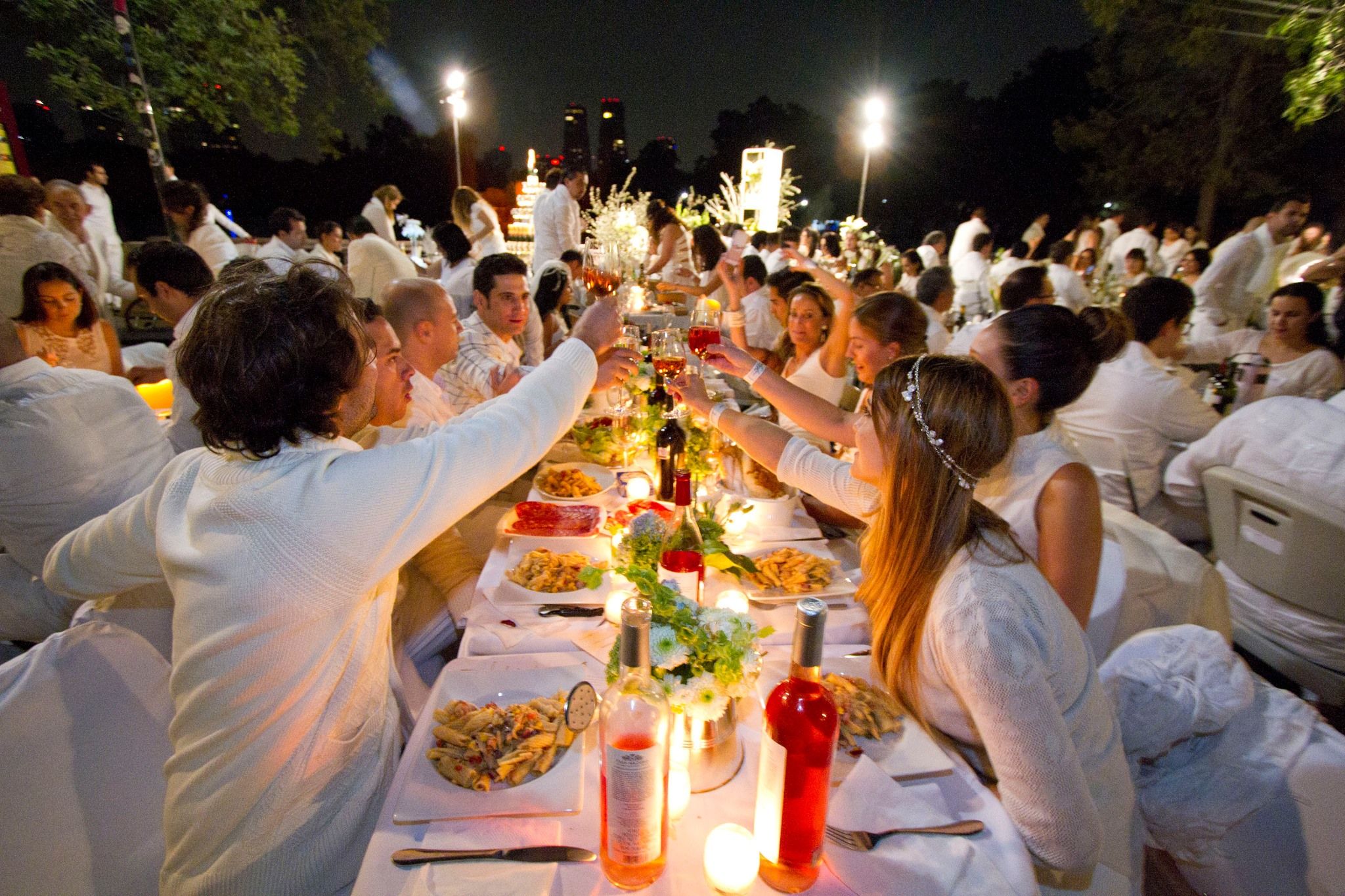 Participantes durante la Diner in blanc - Fuente: Facebook Diner in blanc