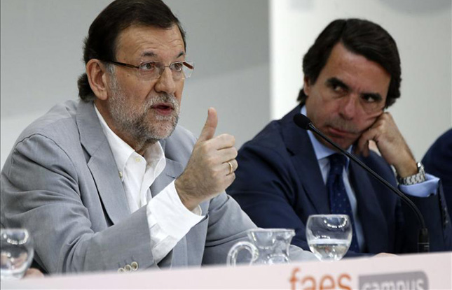 Aznar observa a Rajoy en una imagen de archivo.