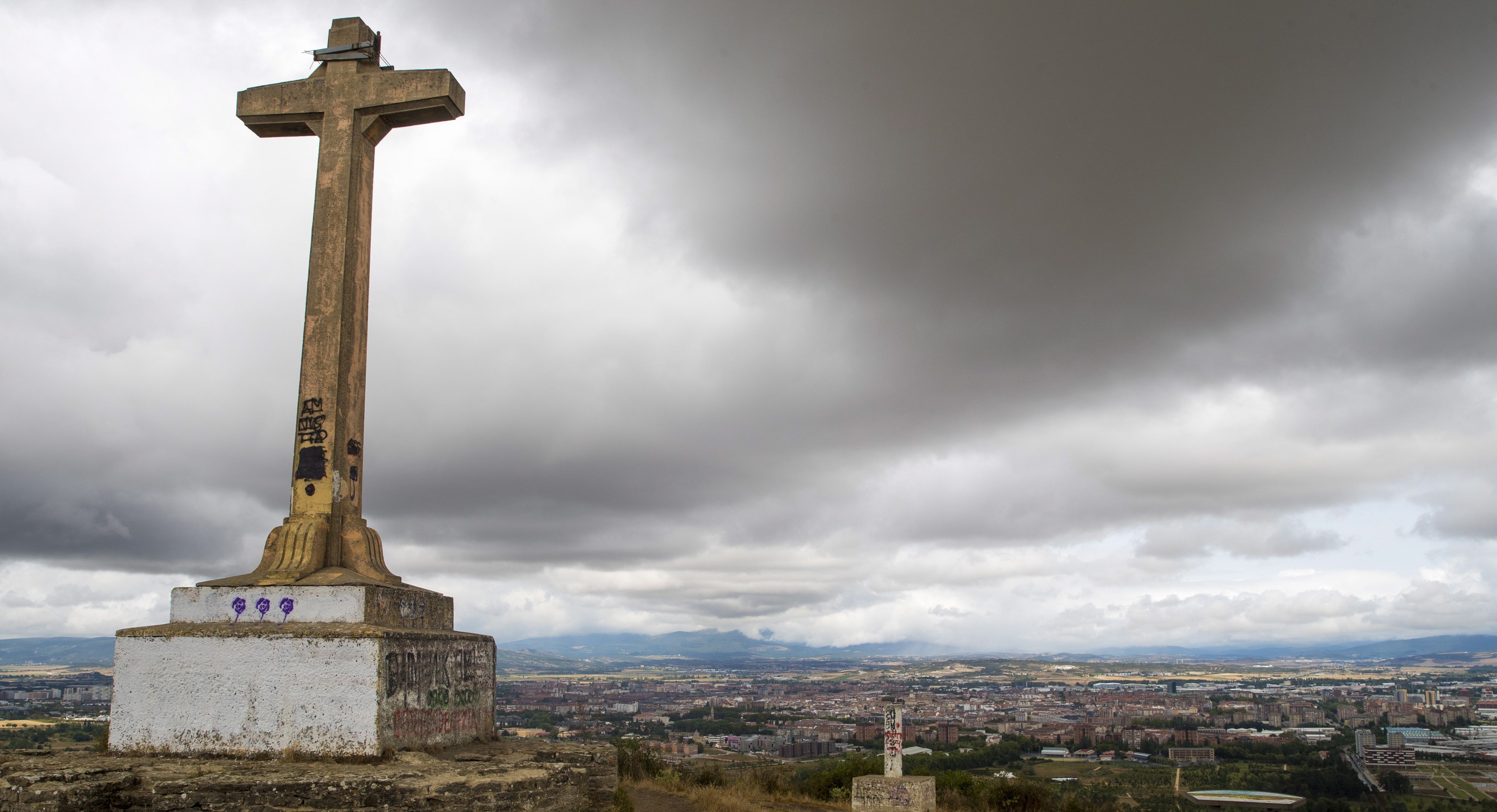 Cruz ubicada en la cima del monte Olárizu