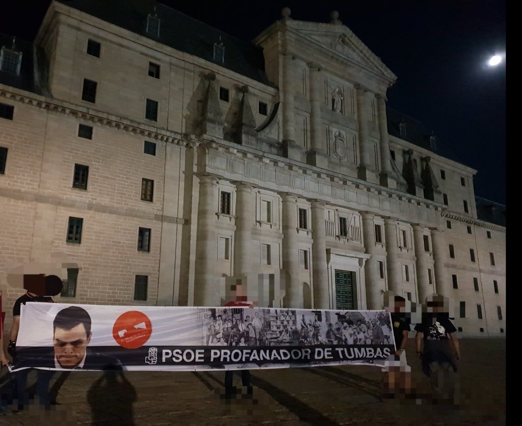 La misma pancarta colocada ante la facha principal del monasterio de El Escorial