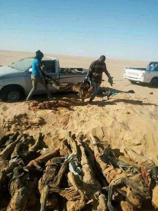 Fosa común en Libia