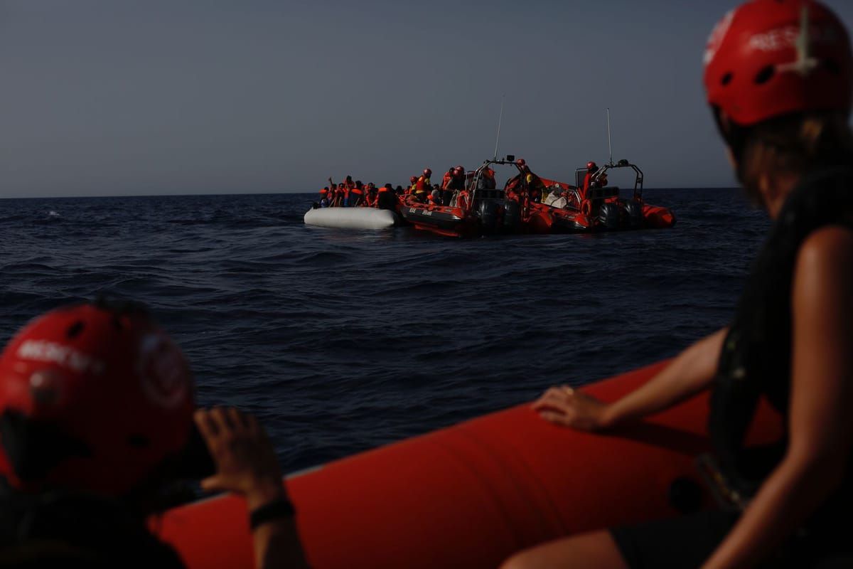 Los 60 migrantes, en su tránsito por aguas del Mediterráneo