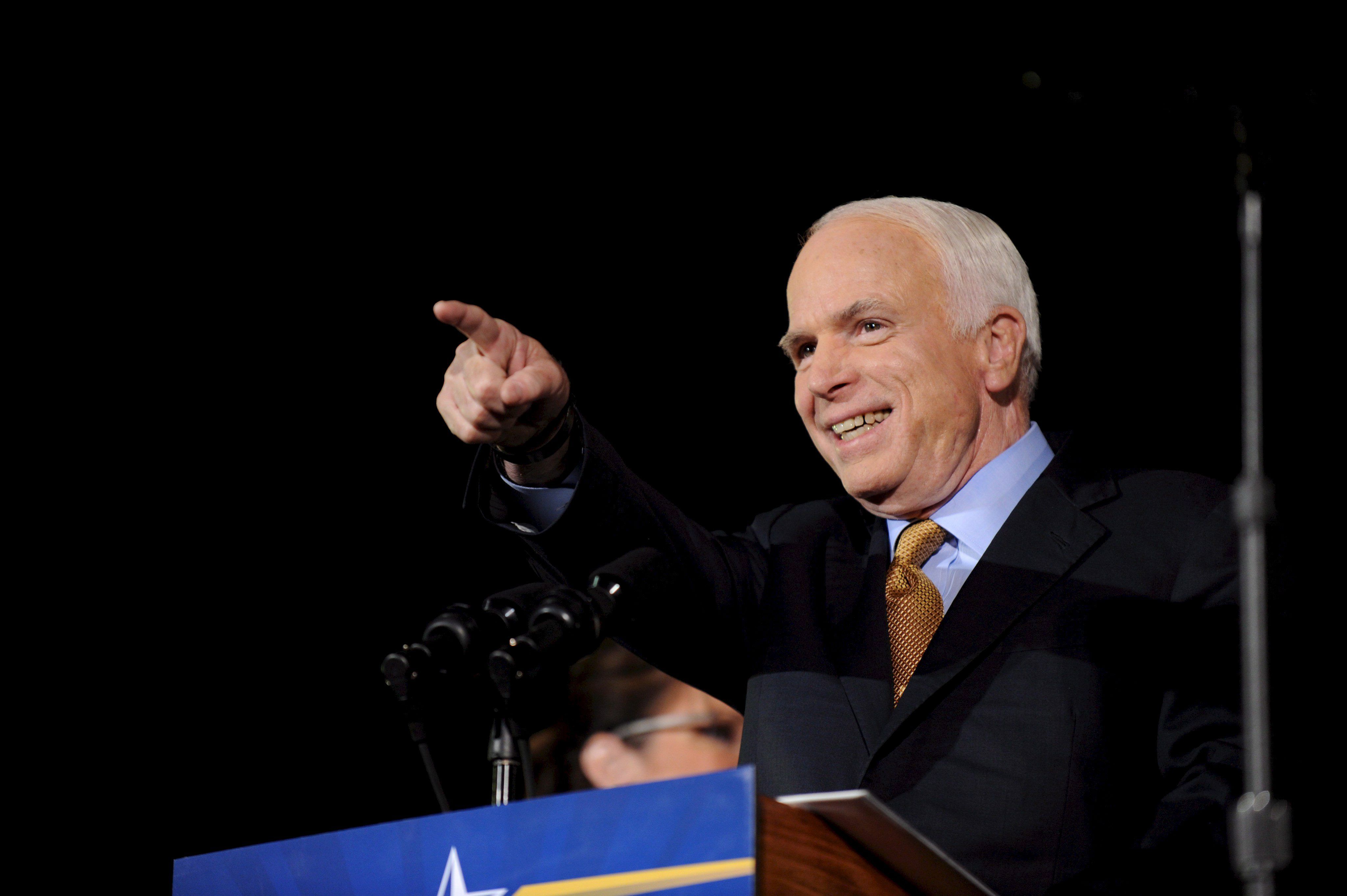  John McCain, mientras ofrece un discurso donde aceptó su derrota electoral ante Barack Obama