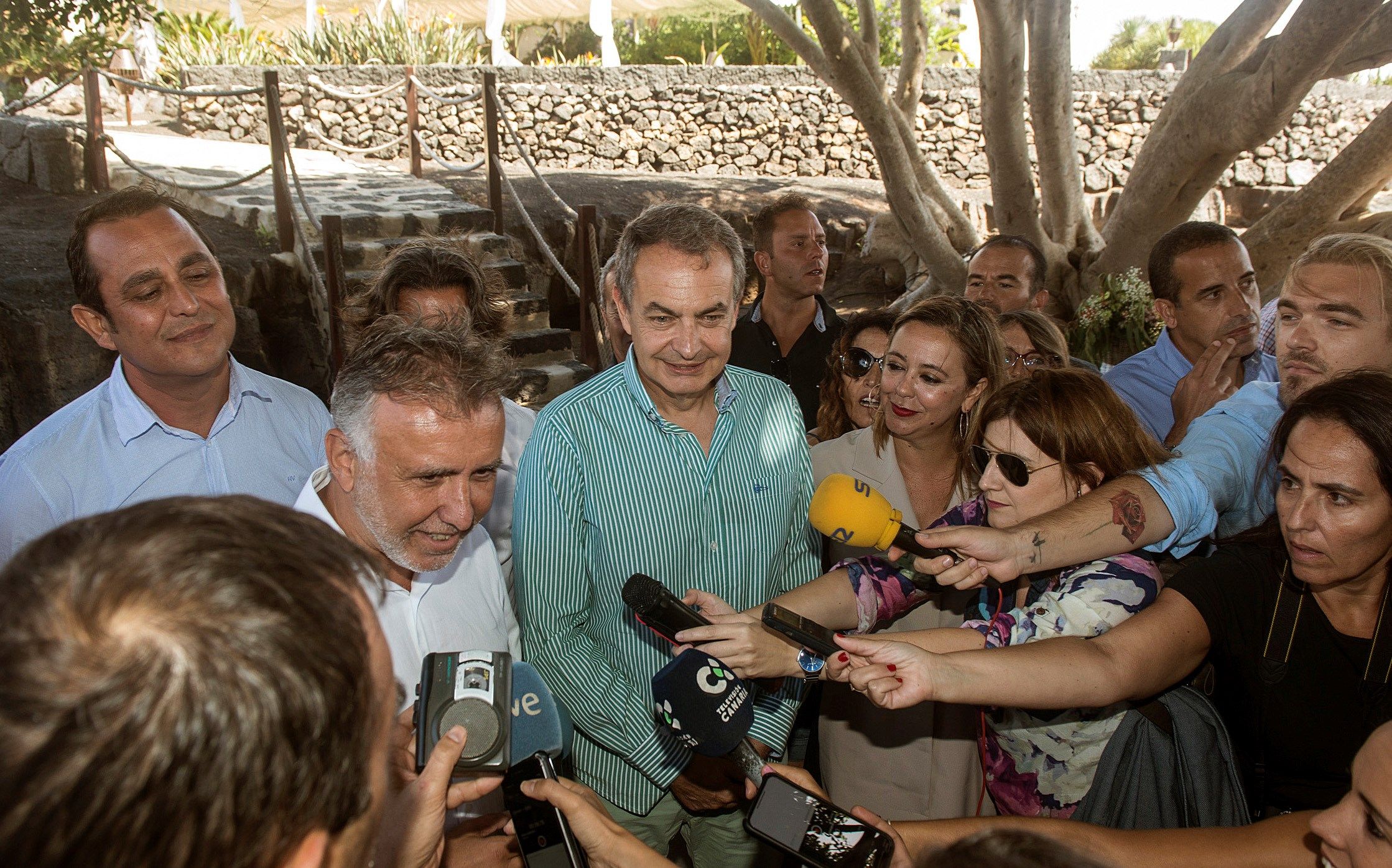 El expresidente del Gobierno José Luis Rodríguez Zapatero atiende a los medios durante un encuentro con afiliados del PSOE en San Bartolomé (Lanzarote). EFE