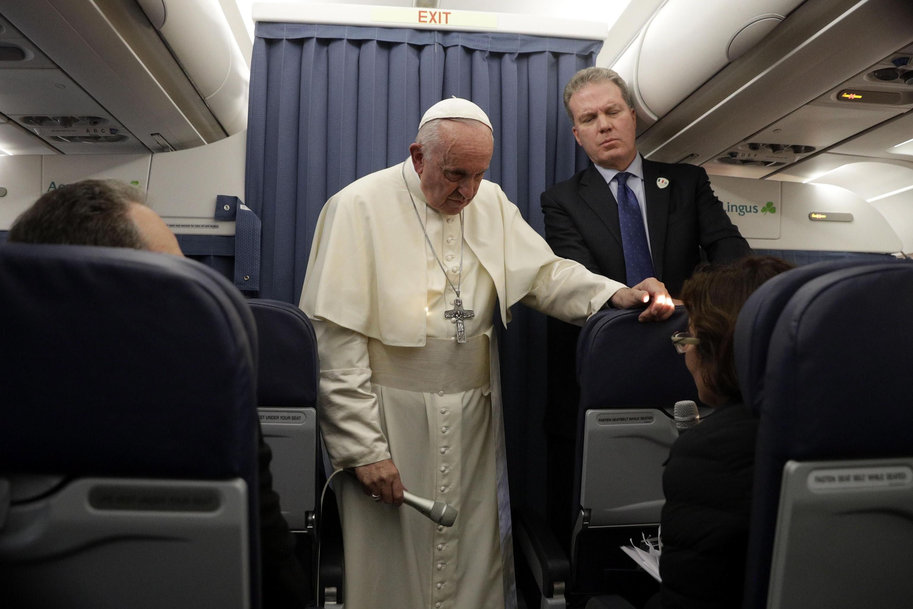 El papa Francisco habla con los periodistas en el avión episcopal. EFE