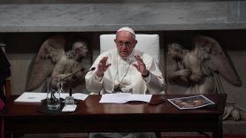 El papa Francisco este sábado durante su visita a Dublín (Irlanda). EFE
