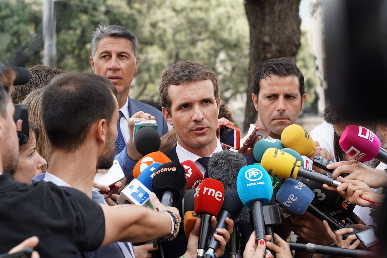 Pablo Casado atendiendo a los medios en Barcelona - Flickr PP