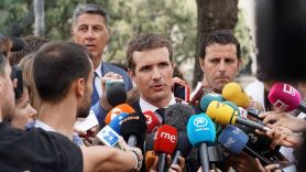 Pablo Casado atendiendo a los medios en Barcelona - Flickr PP