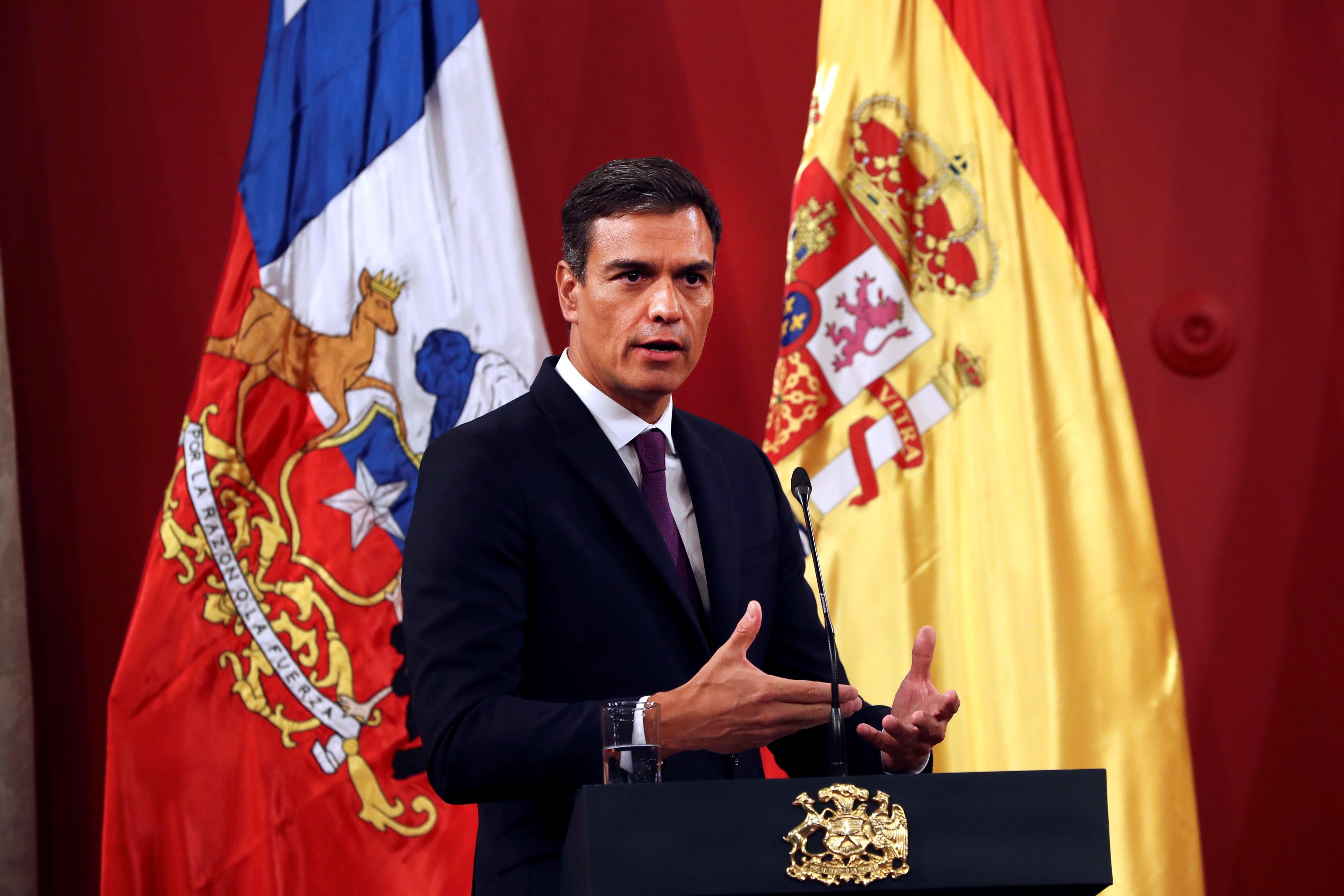 El jefe del Gobierno español, Pedro Sánchez, este lunes, durante una rueda de prensa, en el Palacio de la Moneda de Santiago de Chile. EFE