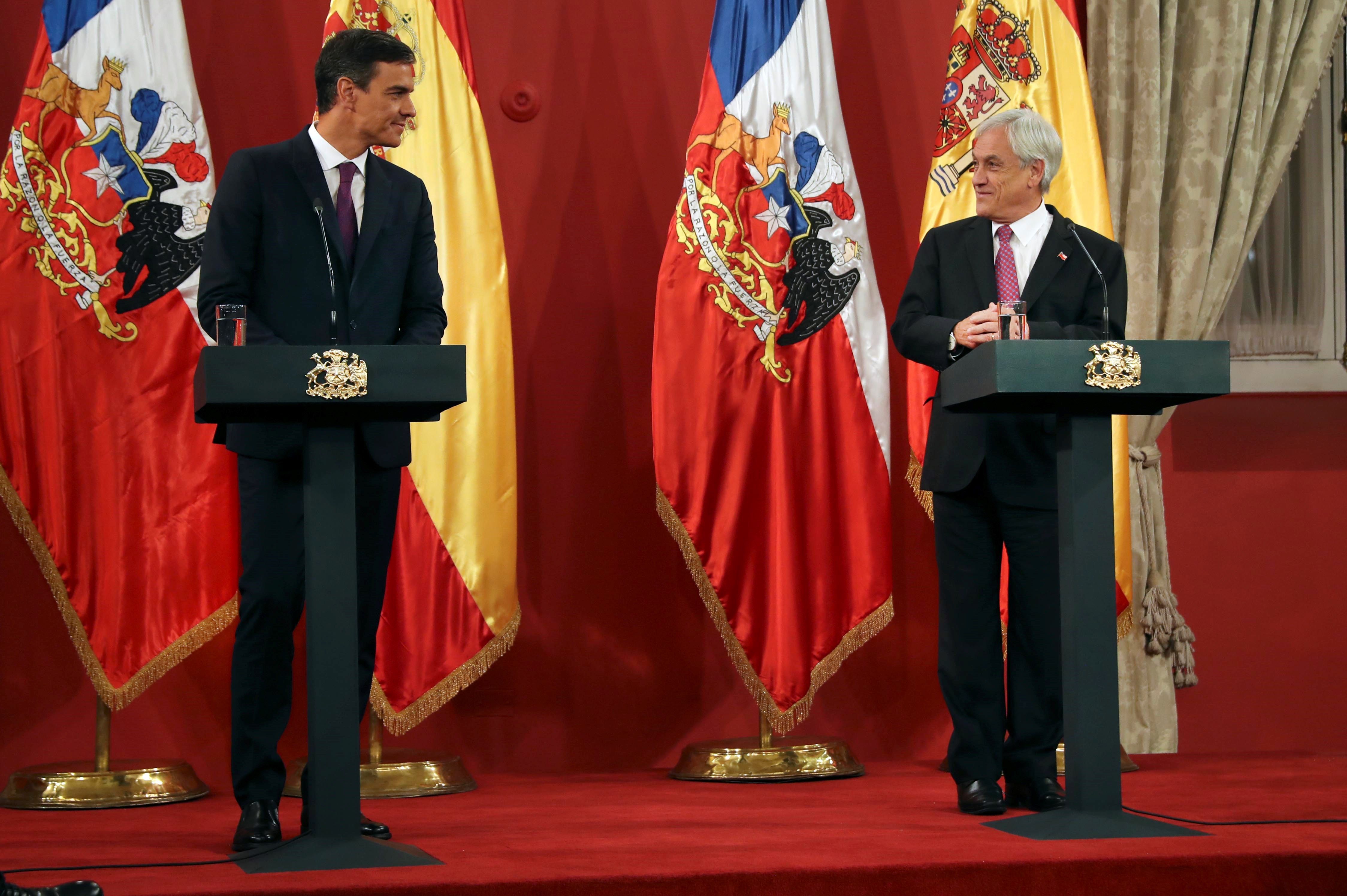 El jefe del Gobierno español, Pedro Sánchez (i), y el presidente de Chile, Sebastián Piñera. EFE