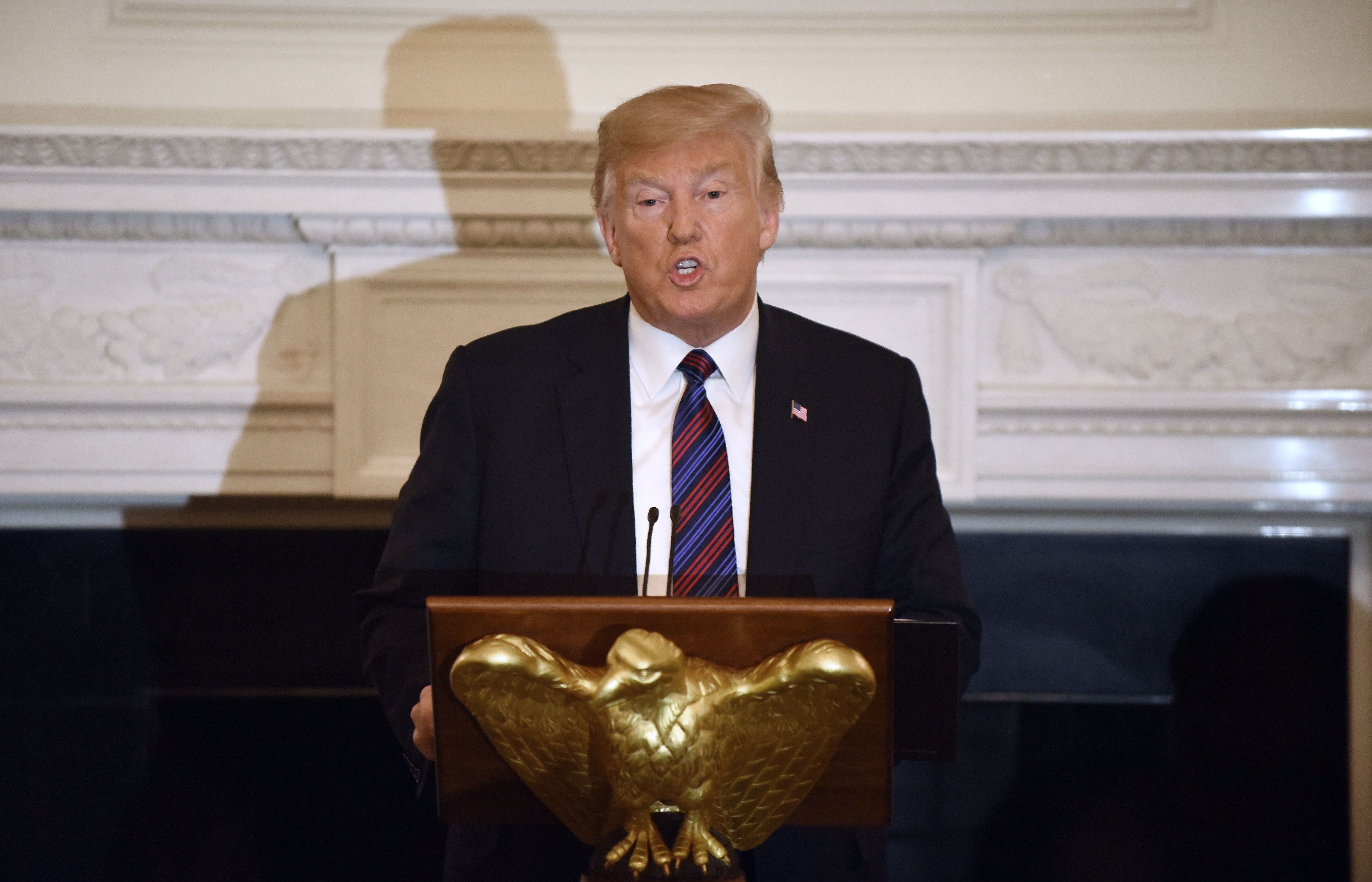 El presidente estadounidense, Donald Trump, fue registrado este lunes durante una intervención, en el comedor de la Casa Blanca, en Washington, DC (EE.UU.). EFE