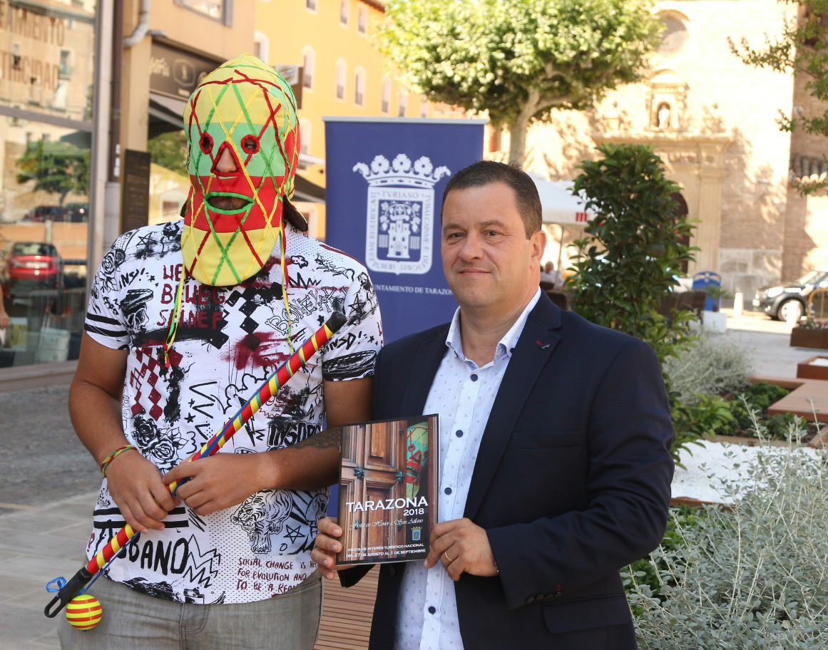 El Concejal de Festejos (derecha) presenta al recién elegido Cipotegato (izquierda) - Ayto. Tarazona