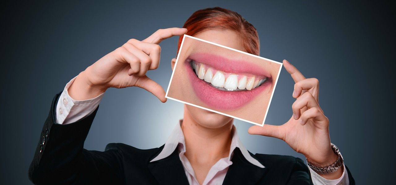 Una bonita sonrisa no solo se consigue visitando al dentista y usando buenos productos