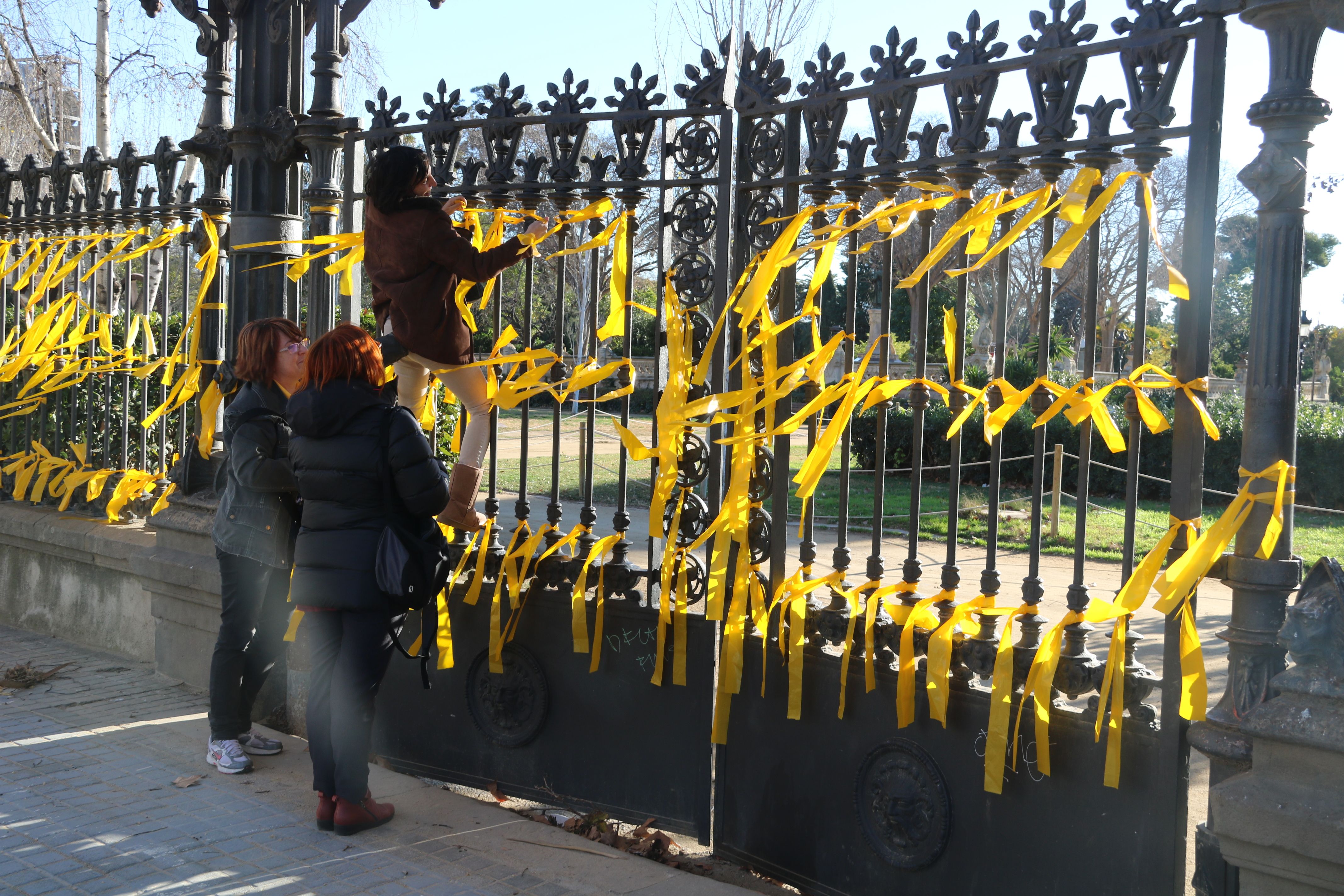 Lazos amarillos en las rejas del parque de la Ciudadela en Barcelona - ACN