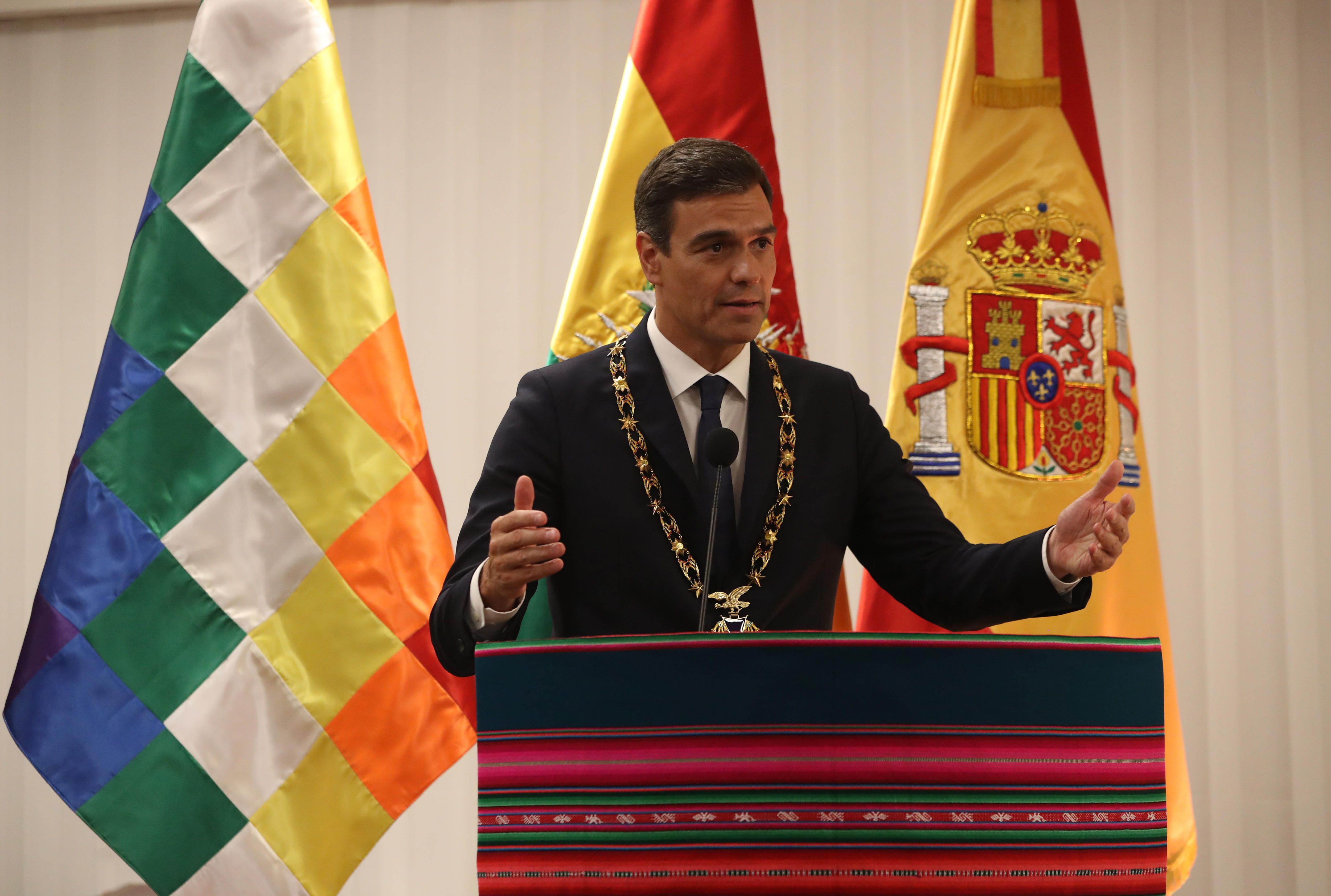 El presidente del Gobierno español, Pedro Sánchez, pronuncia unas palabras tras ser condecorado con el "Cóndor de los Andes" por el presidente de Bolivia, Evo Morales, hoy, martes 28 de agosto de 2018, en Santa Cruz (Bolivia). EFE